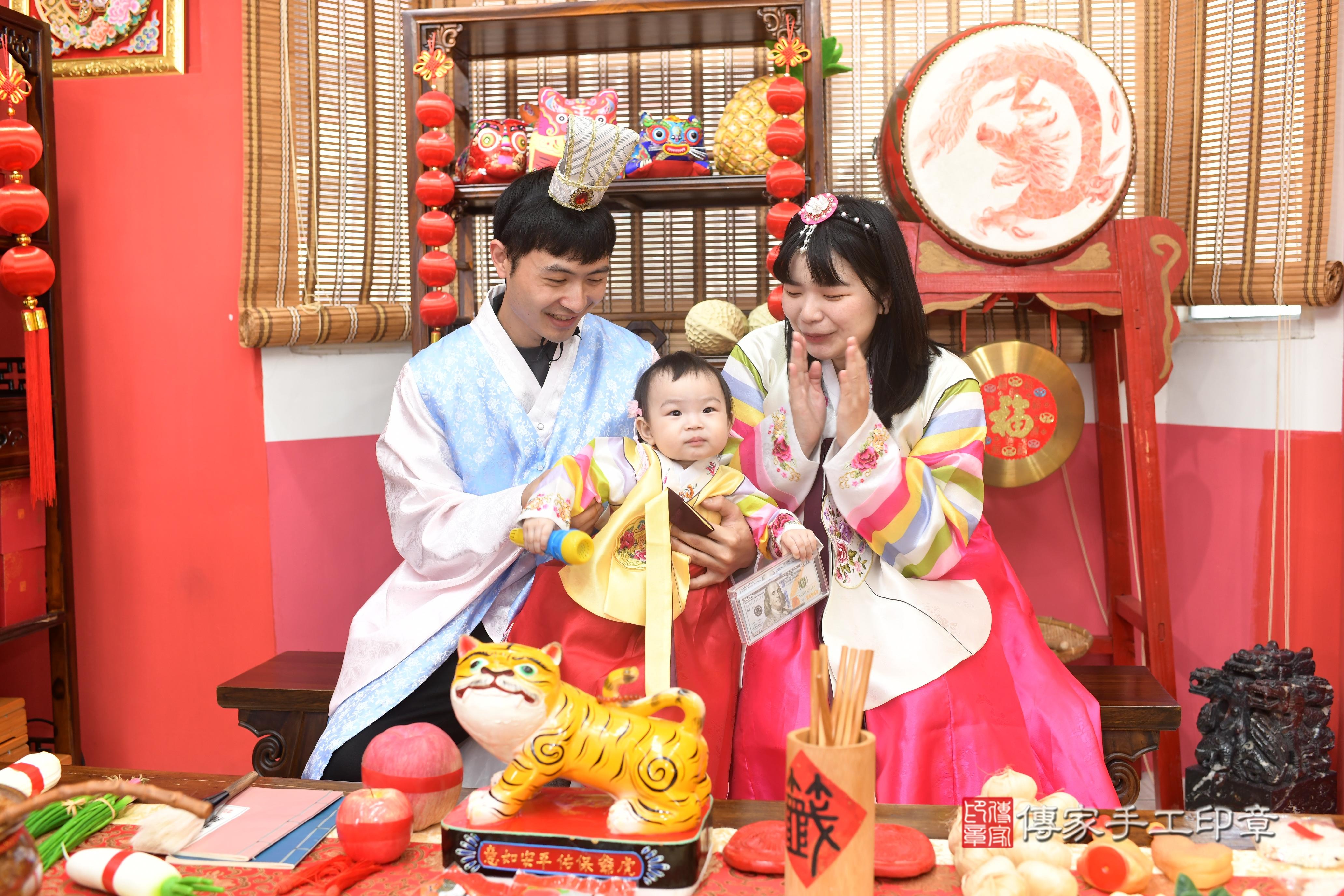 傳家手工印章高雄店、抓周、度脺、中國風會場、傳家嬰兒古禮、吉祥話、抓周道具物品24種、拍照。抓周證書。寶寶抓周、滿周歲、生日快樂、祝福
