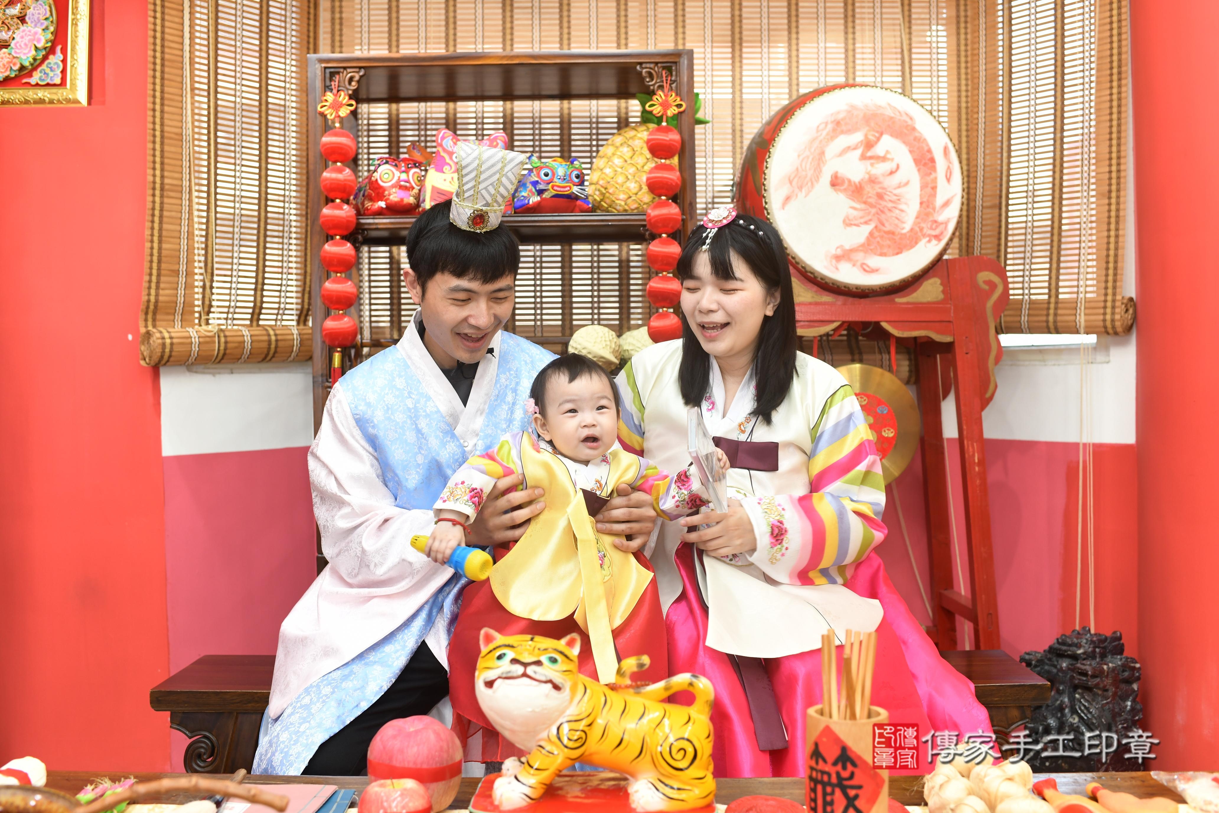 傳家手工印章高雄店、抓周、度脺、中國風會場、傳家嬰兒古禮、吉祥話、抓周道具物品24種、拍照。抓周證書。寶寶抓周、滿周歲、生日快樂、祝福