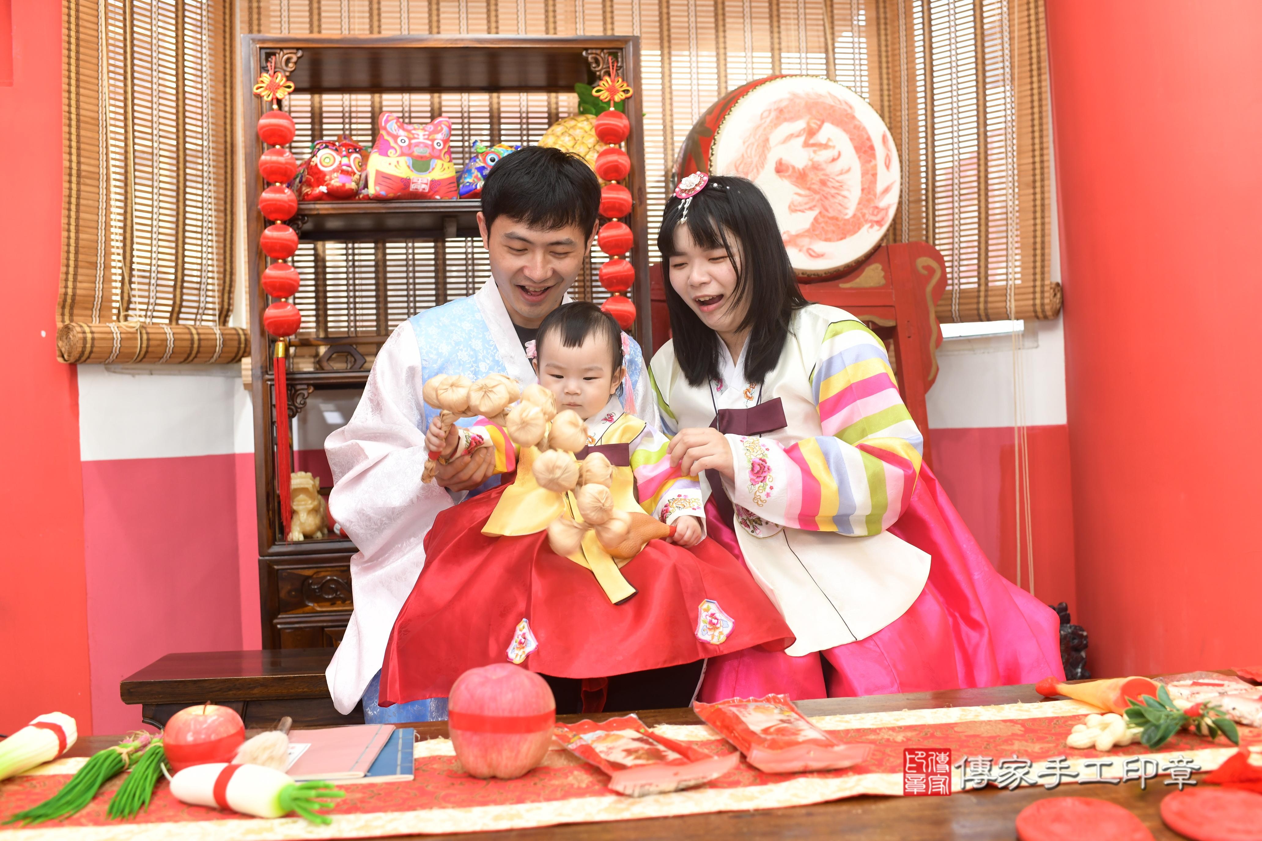 傳家手工印章高雄店、抓周、度脺、中國風會場、傳家嬰兒古禮、吉祥話、抓周道具物品24種、拍照。抓周證書。寶寶抓周、滿周歲、生日快樂、祝福