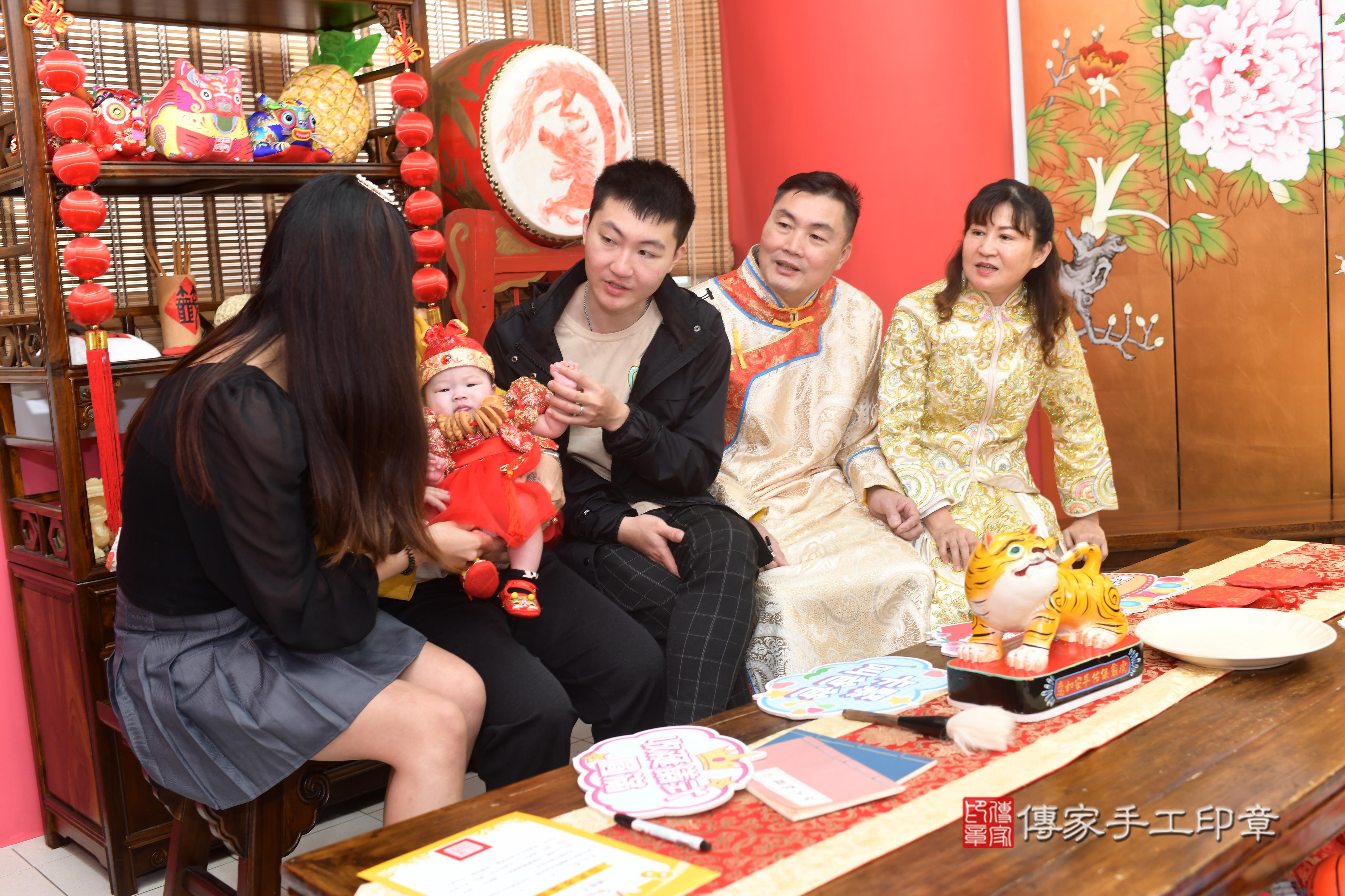 傳家手工印章高雄店、抓周、度脺、中國風會場、傳家嬰兒古禮、吉祥話、抓周道具物品24種、拍照。抓周證書。寶寶抓周、滿周歲、生日快樂、祝福