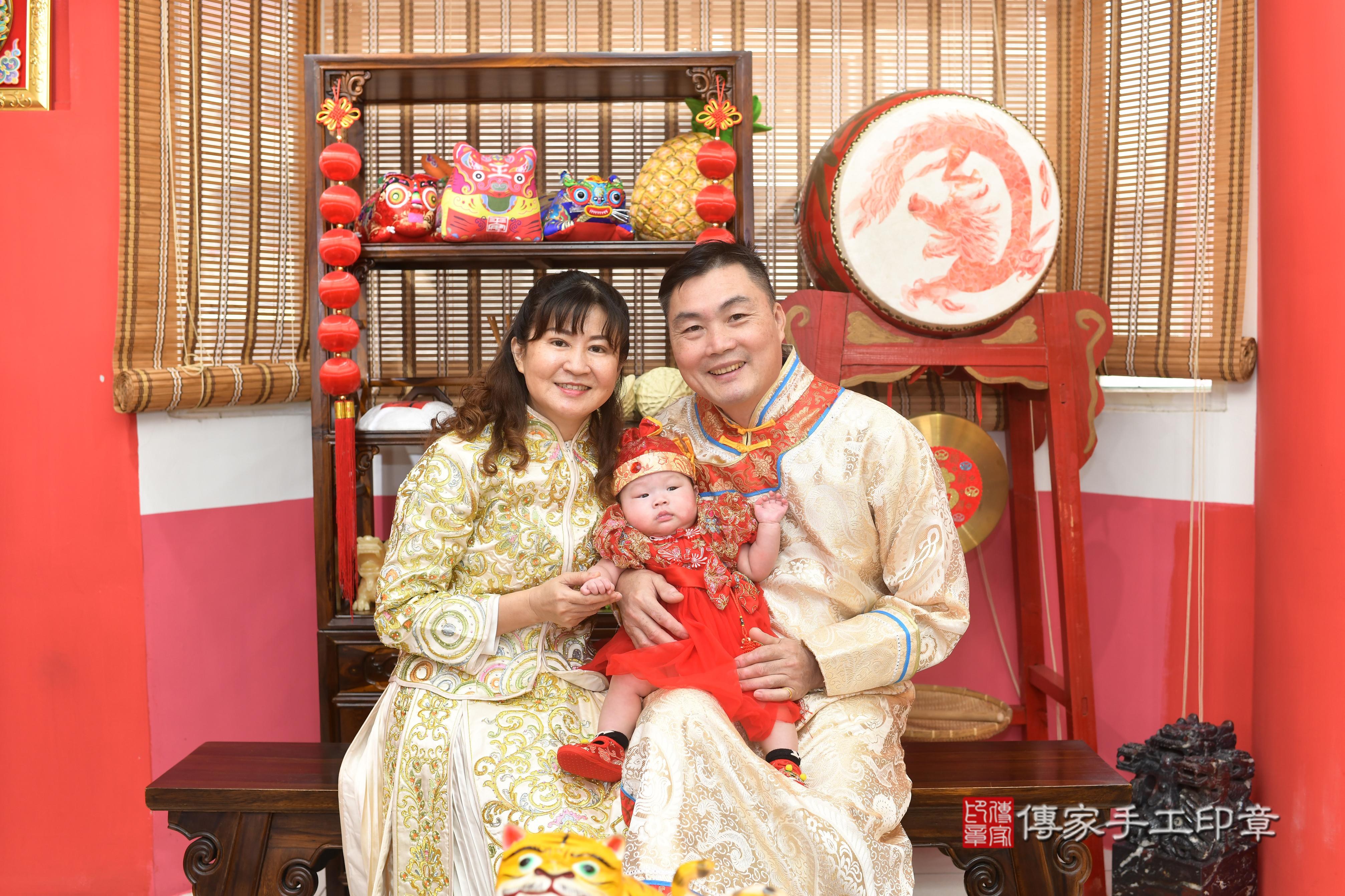 傳家手工印章高雄店、抓周、度脺、中國風會場、傳家嬰兒古禮、吉祥話、抓周道具物品24種、拍照。抓周證書。寶寶抓周、滿周歲、生日快樂、祝福