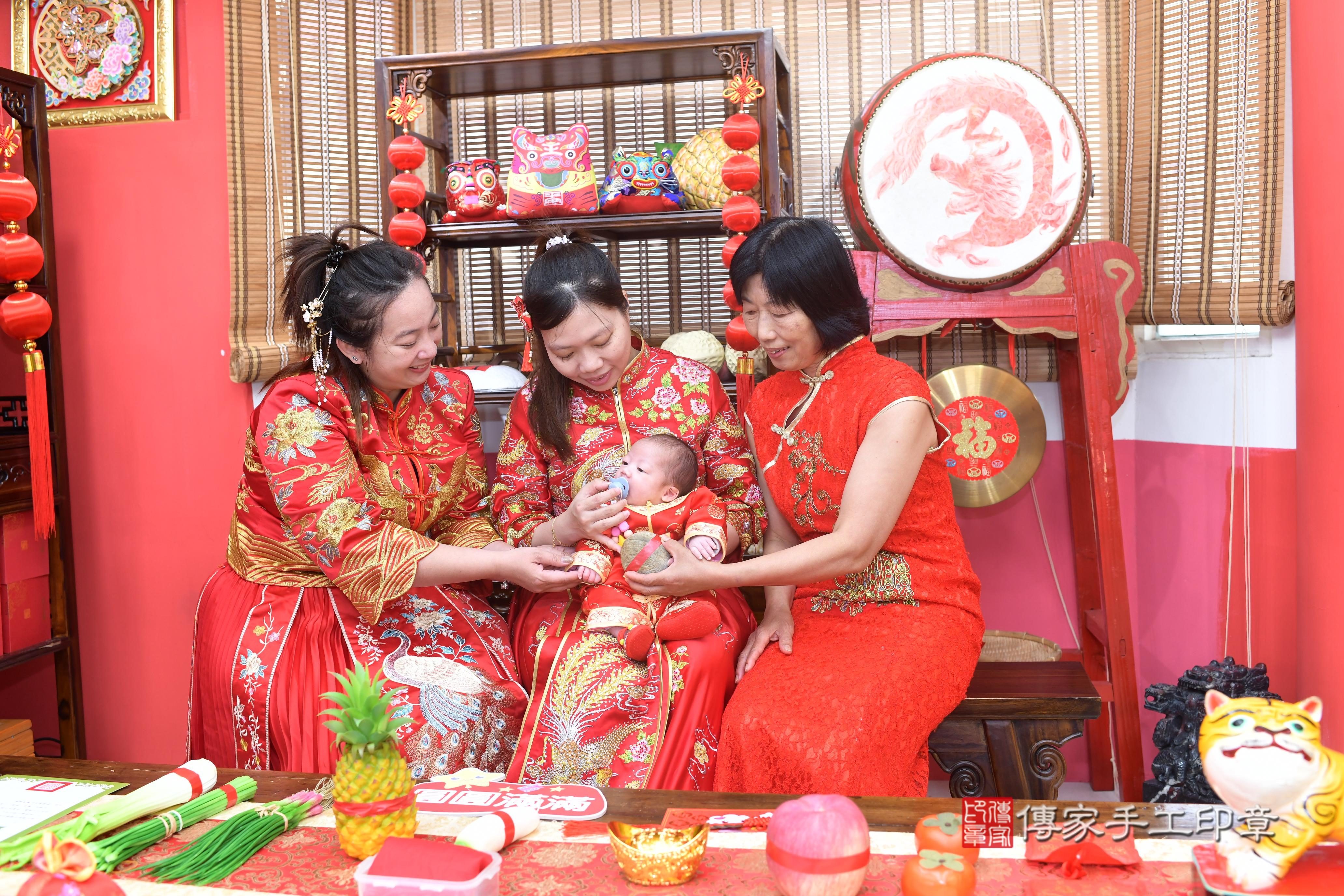 傳家手工印章高雄店、抓周、度脺、中國風會場、傳家嬰兒古禮、吉祥話、抓周道具物品24種、拍照。抓周證書。寶寶抓周、滿周歲、生日快樂、祝福