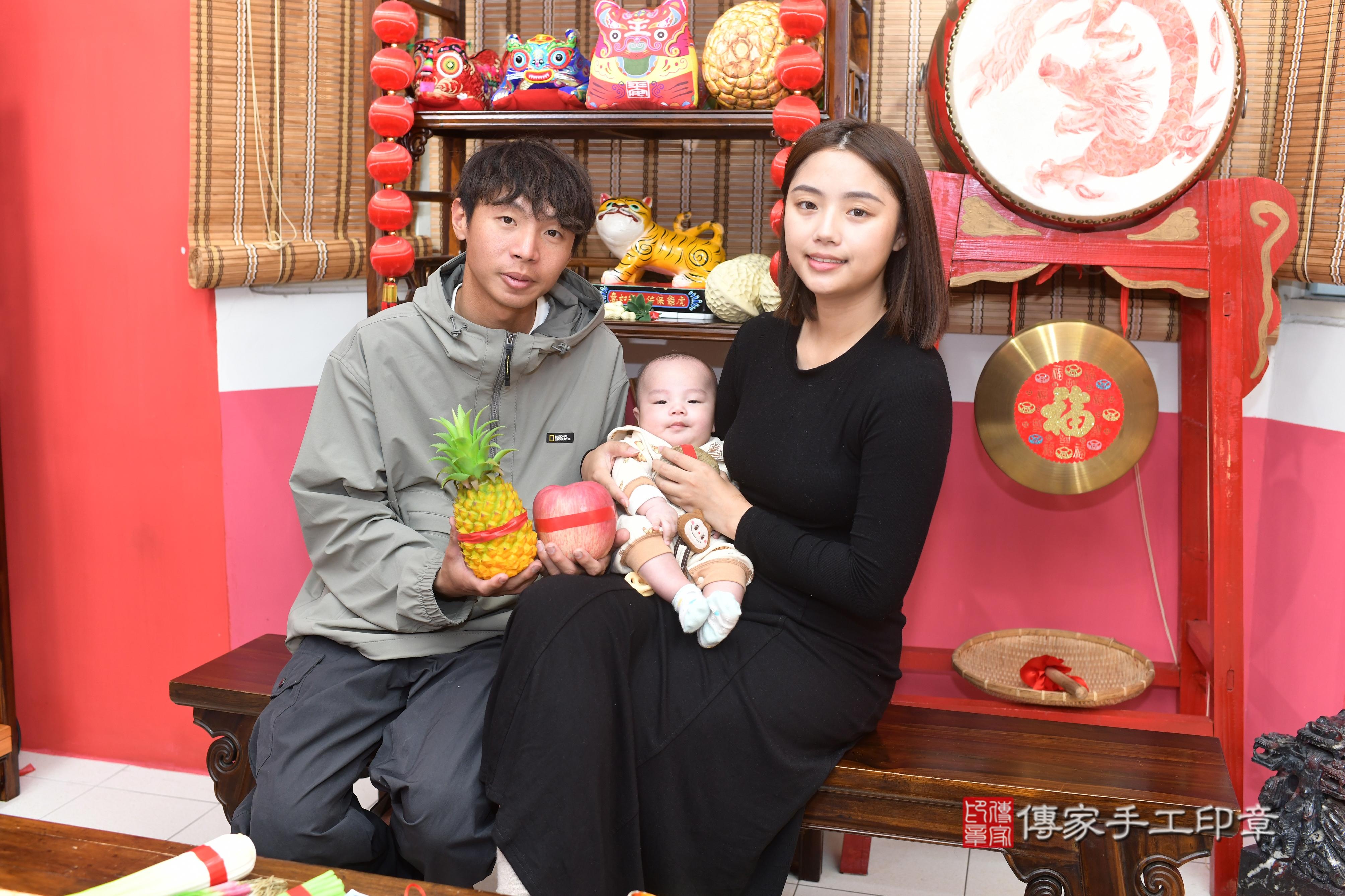 傳家手工印章高雄店、抓周、度脺、中國風會場、傳家嬰兒古禮、吉祥話、抓周道具物品24種、拍照。抓周證書。寶寶抓周、滿周歲、生日快樂、祝福