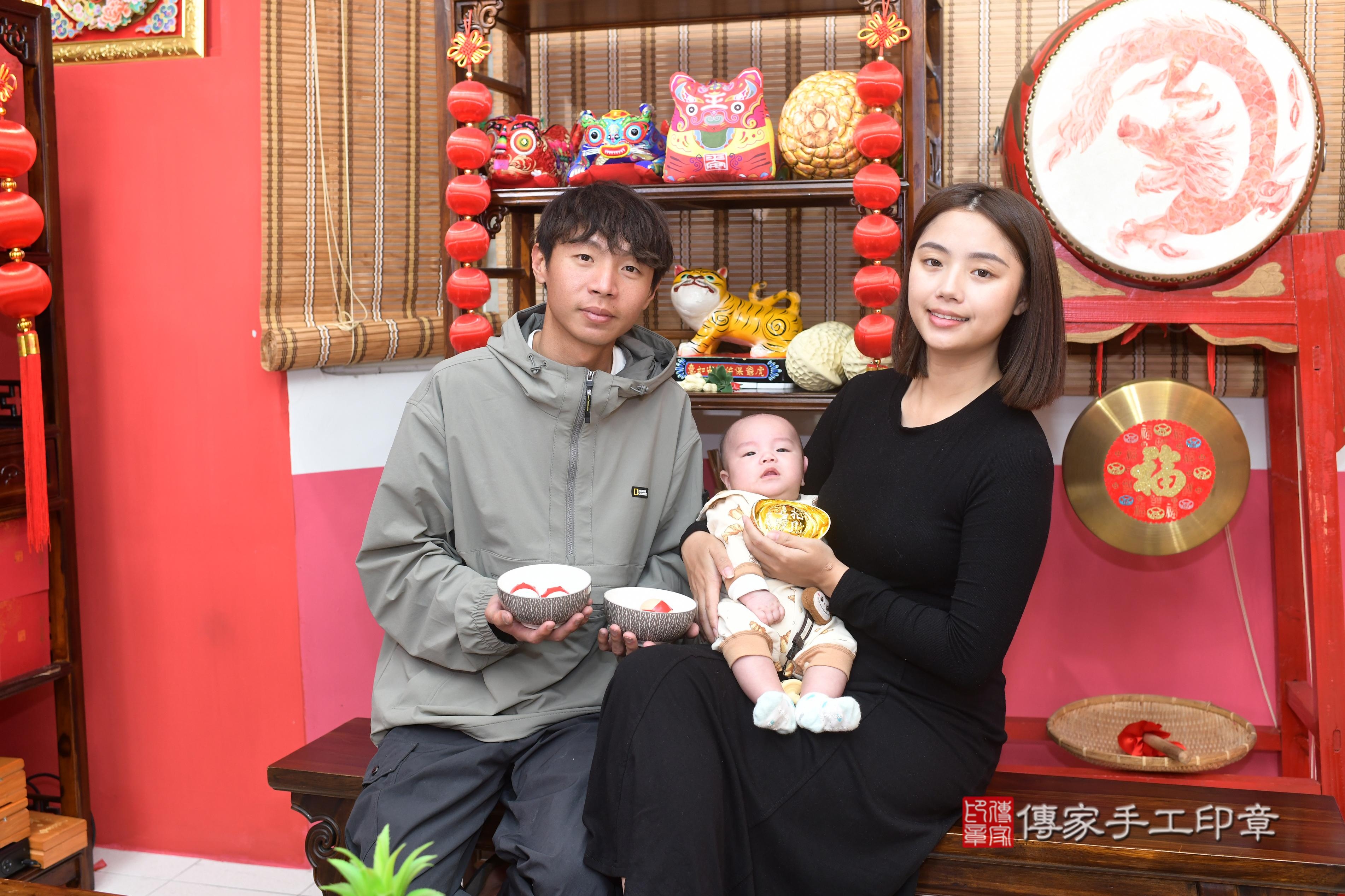 傳家手工印章高雄店、抓周、度脺、中國風會場、傳家嬰兒古禮、吉祥話、抓周道具物品24種、拍照。抓周證書。寶寶抓周、滿周歲、生日快樂、祝福