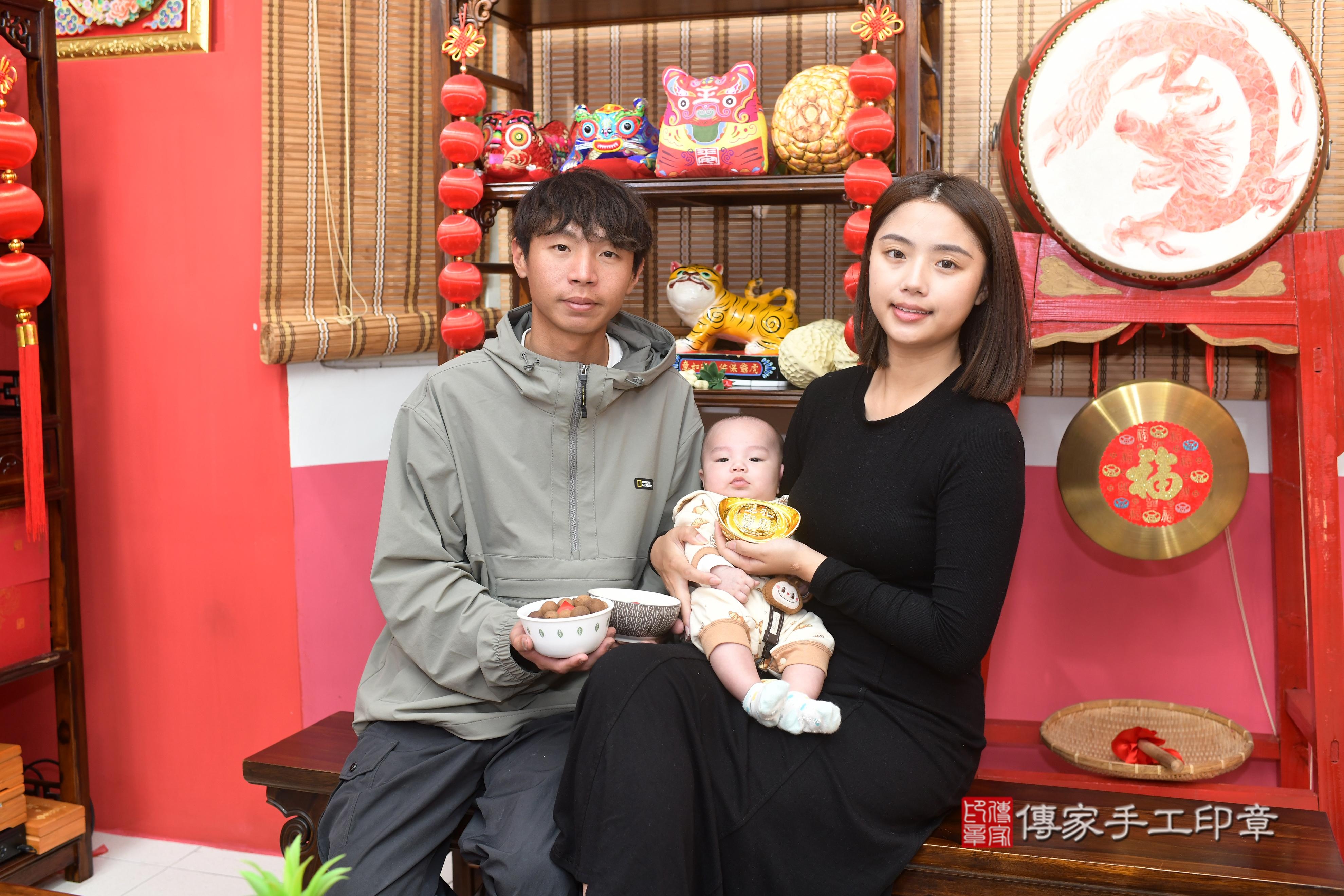 傳家手工印章高雄店、抓周、度脺、中國風會場、傳家嬰兒古禮、吉祥話、抓周道具物品24種、拍照。抓周證書。寶寶抓周、滿周歲、生日快樂、祝福