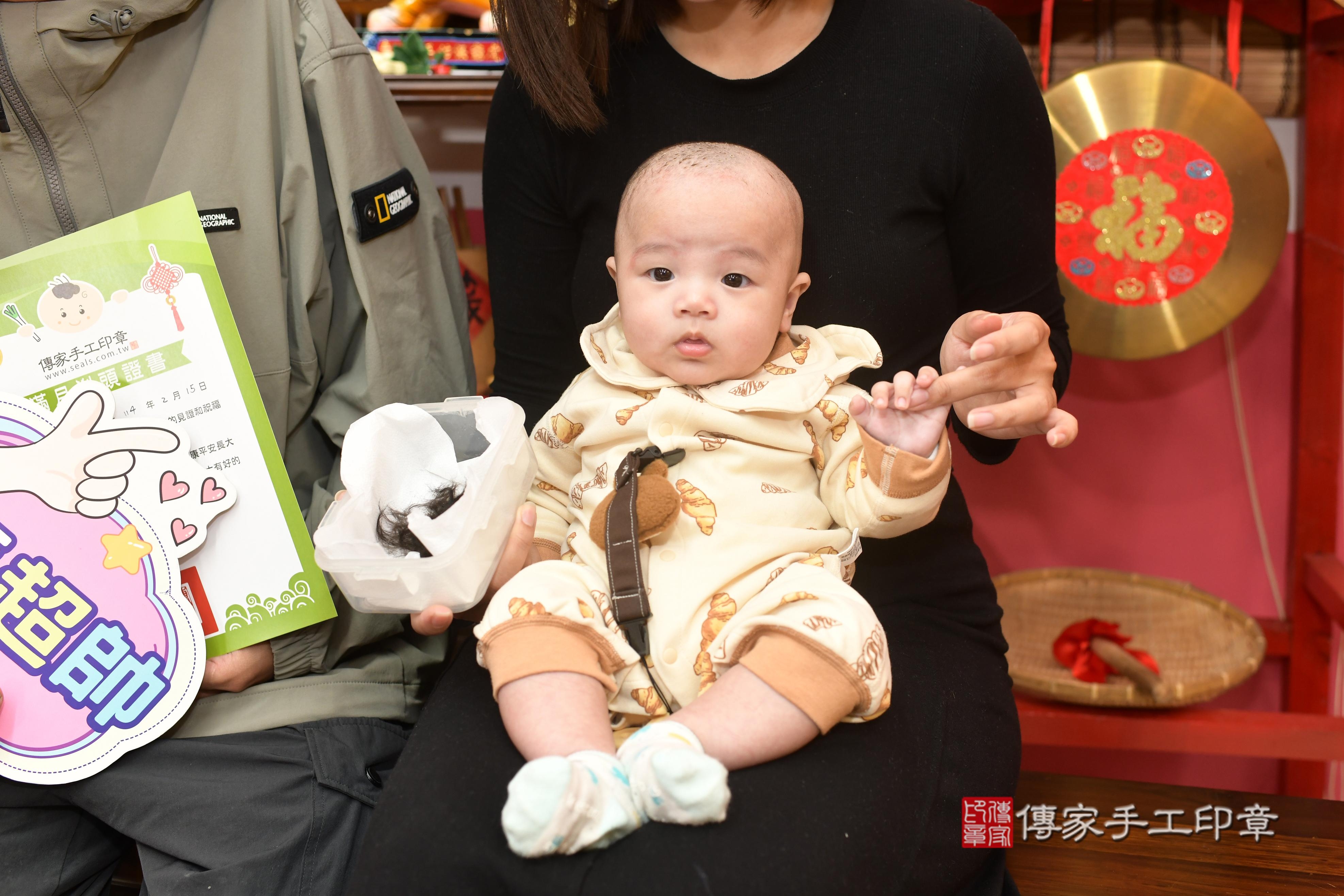 傳家手工印章高雄店、抓周、度脺、中國風會場、傳家嬰兒古禮、吉祥話、抓周道具物品24種、拍照。抓周證書。寶寶抓周、滿周歲、生日快樂、祝福