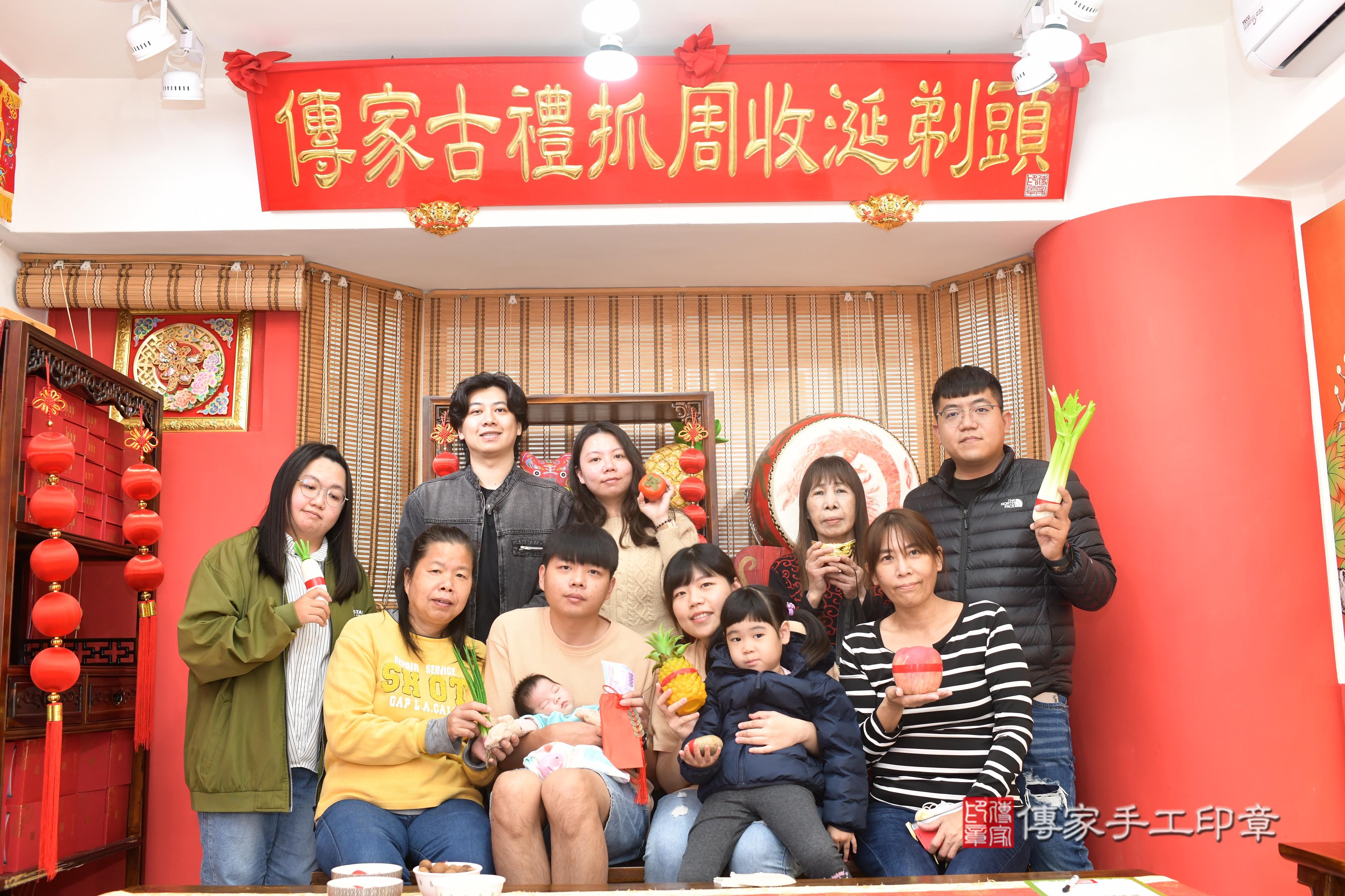 傳家手工印章高雄店、抓周、度脺、中國風會場、傳家嬰兒古禮、吉祥話、抓周道具物品24種、拍照。抓周證書。寶寶抓周、滿周歲、生日快樂、祝福
