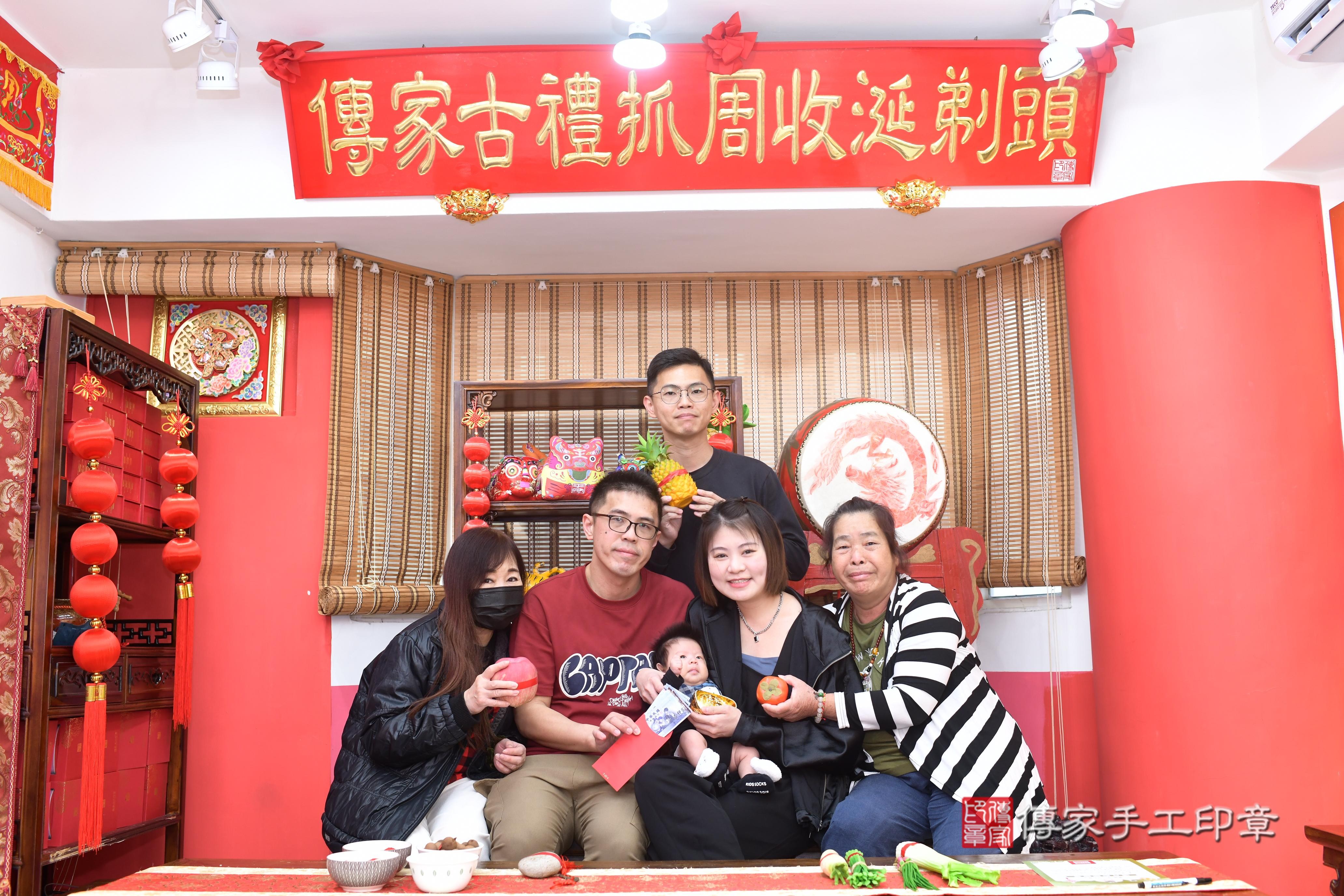 傳家手工印章高雄店、抓周、度脺、中國風會場、傳家嬰兒古禮、吉祥話、抓周道具物品24種、拍照。抓周證書。寶寶抓周、滿周歲、生日快樂、祝福