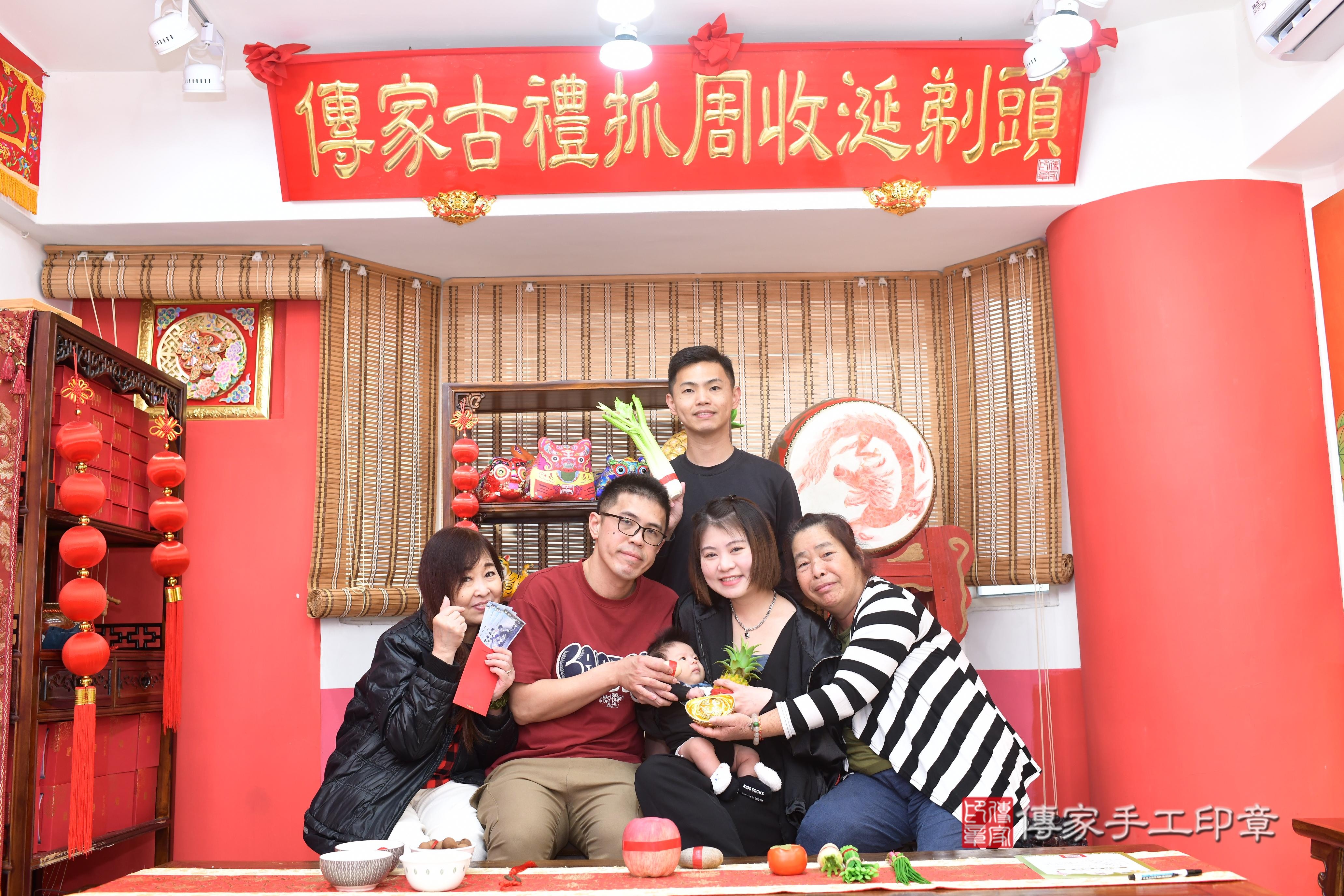 傳家手工印章高雄店、抓周、度脺、中國風會場、傳家嬰兒古禮、吉祥話、抓周道具物品24種、拍照。抓周證書。寶寶抓周、滿周歲、生日快樂、祝福