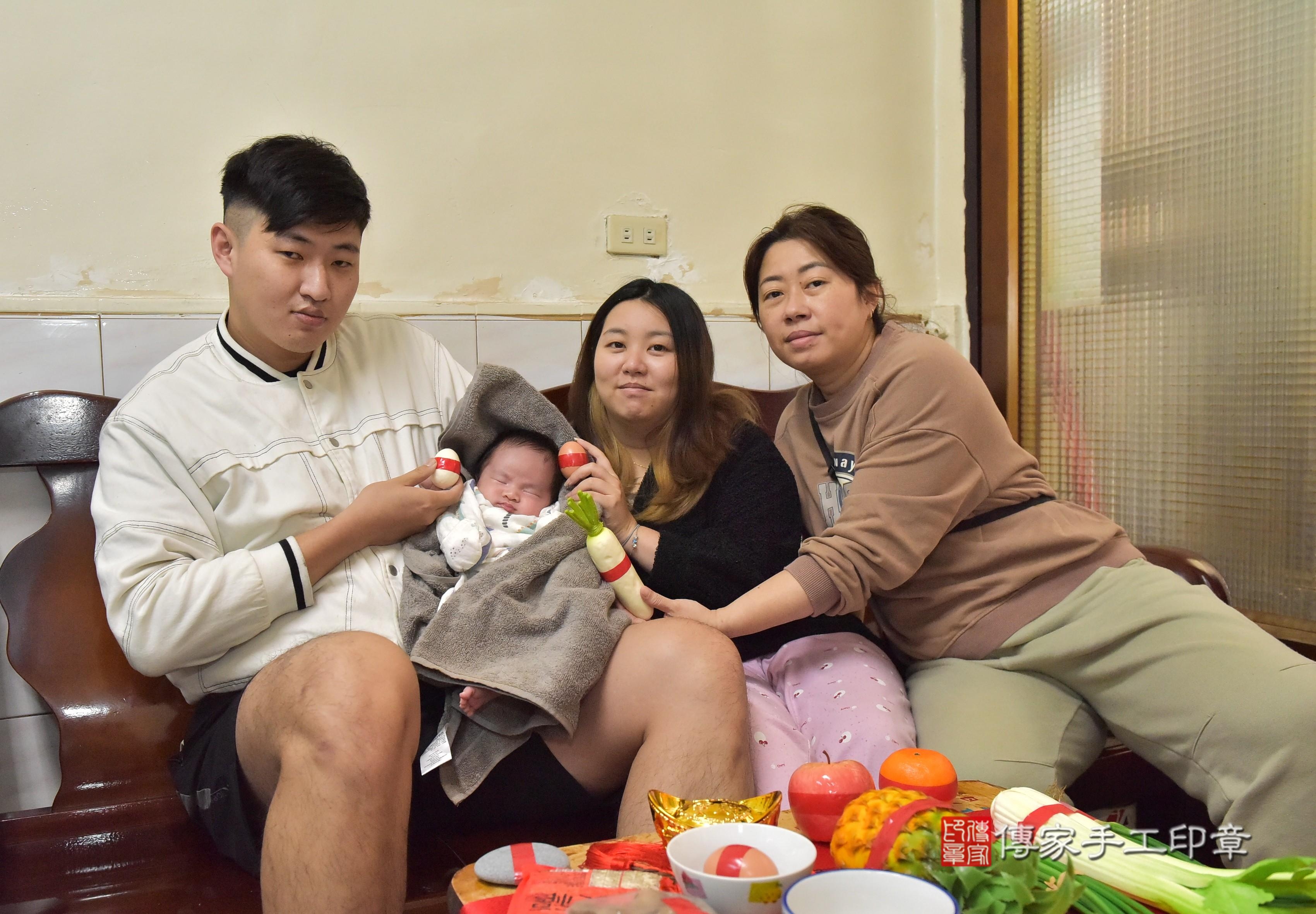 傳家手工印章高雄店、抓周、度脺、中國風會場、傳家嬰兒古禮、吉祥話、抓周道具物品24種、拍照。抓周證書。寶寶抓周、滿周歲、生日快樂、祝福