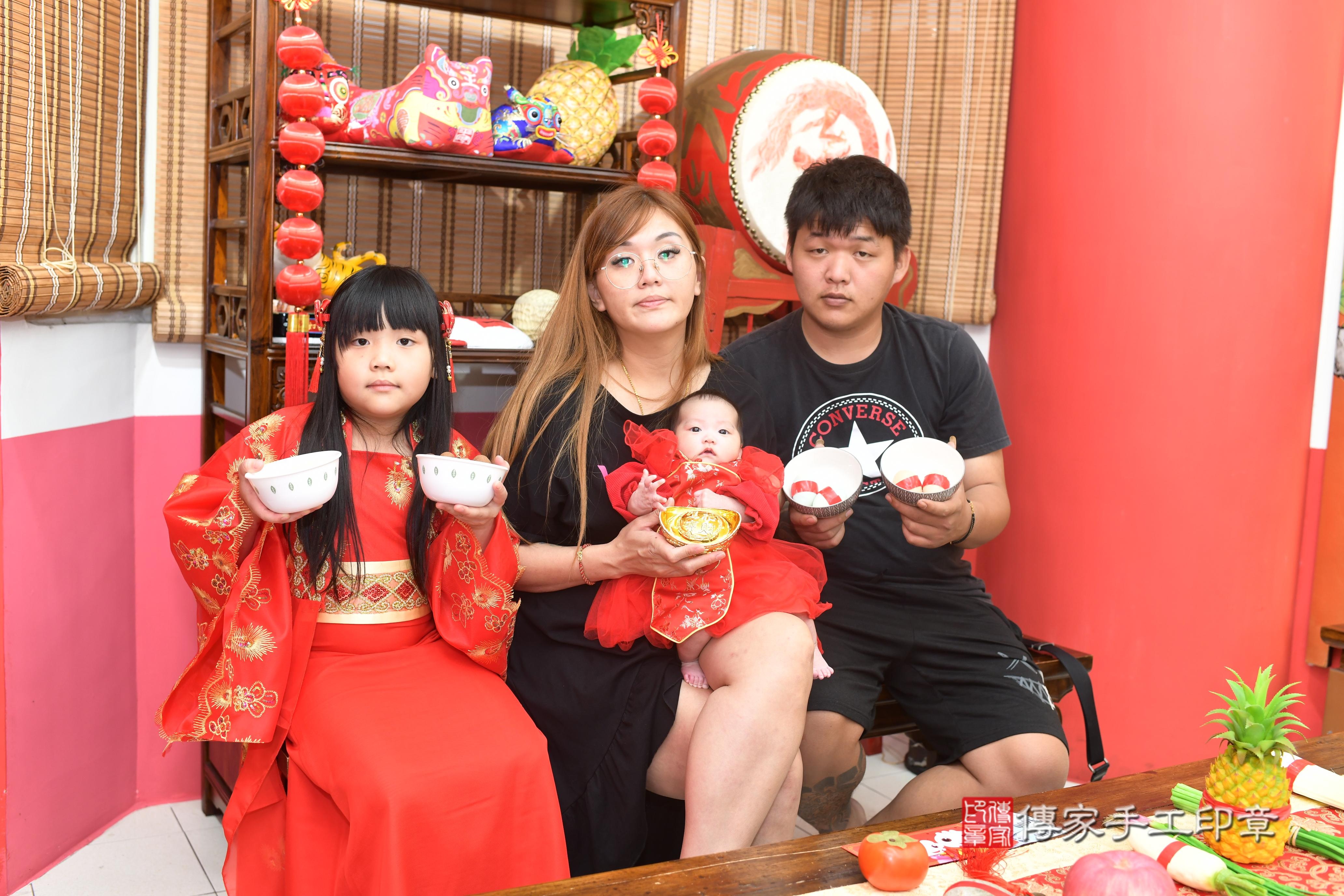 傳家手工印章高雄店、抓周、度脺、中國風會場、傳家嬰兒古禮、吉祥話、抓周道具物品24種、拍照。抓周證書。寶寶抓周、滿周歲、生日快樂、祝福