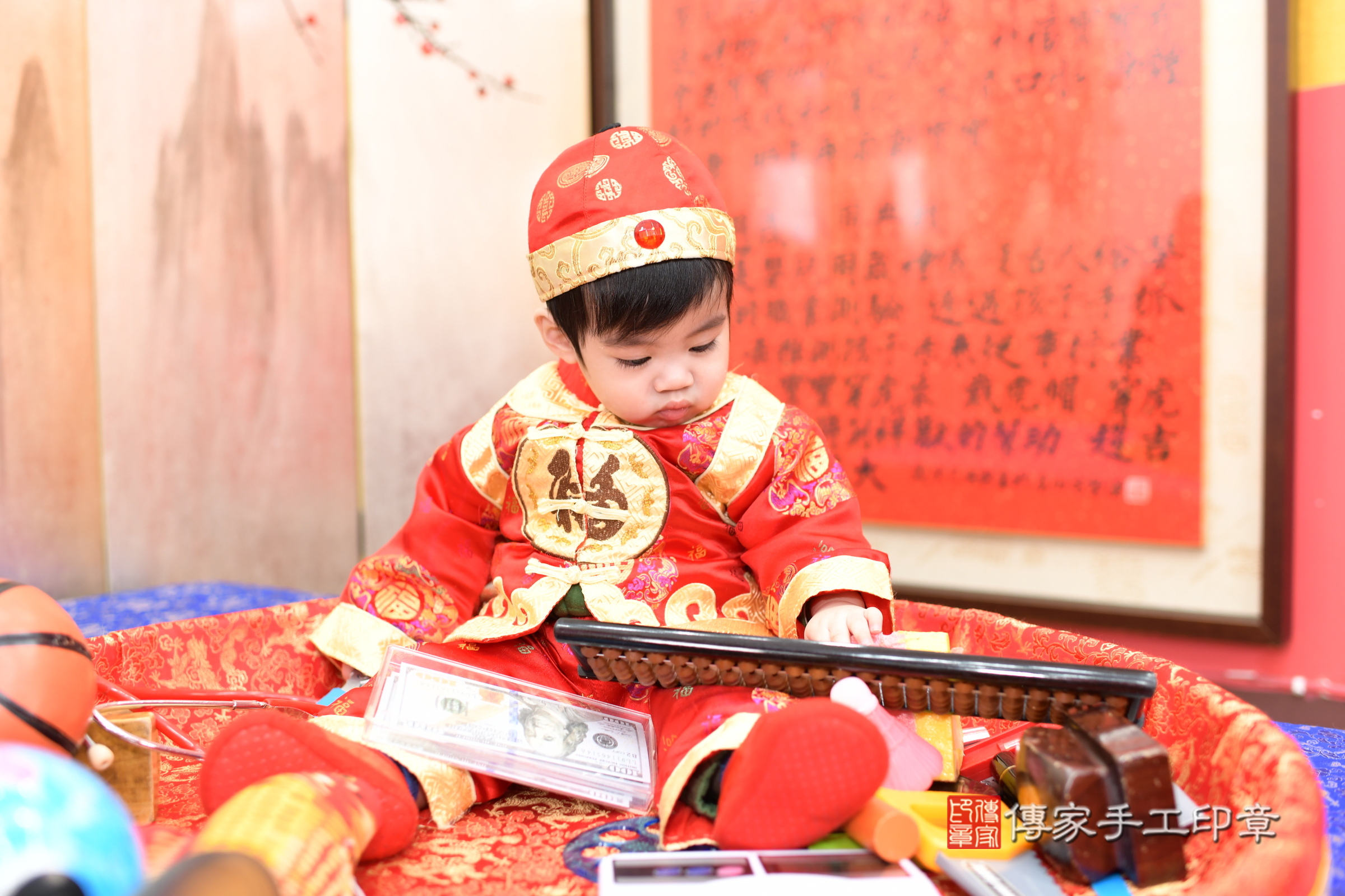 新北市永和區小倫寶寶抓周推薦：傳家新北店抓周度脺中國風會場，嬰兒古禮抓周流程儀式吉祥話、抓周道具物品24種、拍照。抓周證書。2025.2.27，照片7