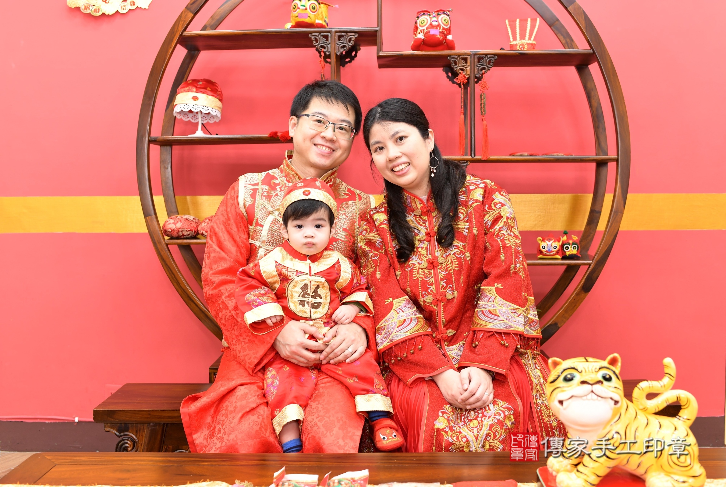 新北市永和區小倫寶寶抓周推薦：傳家新北店抓周度脺中國風會場，嬰兒古禮抓周流程儀式吉祥話、抓周道具物品24種、拍照。抓周證書。2025.2.27，照片2