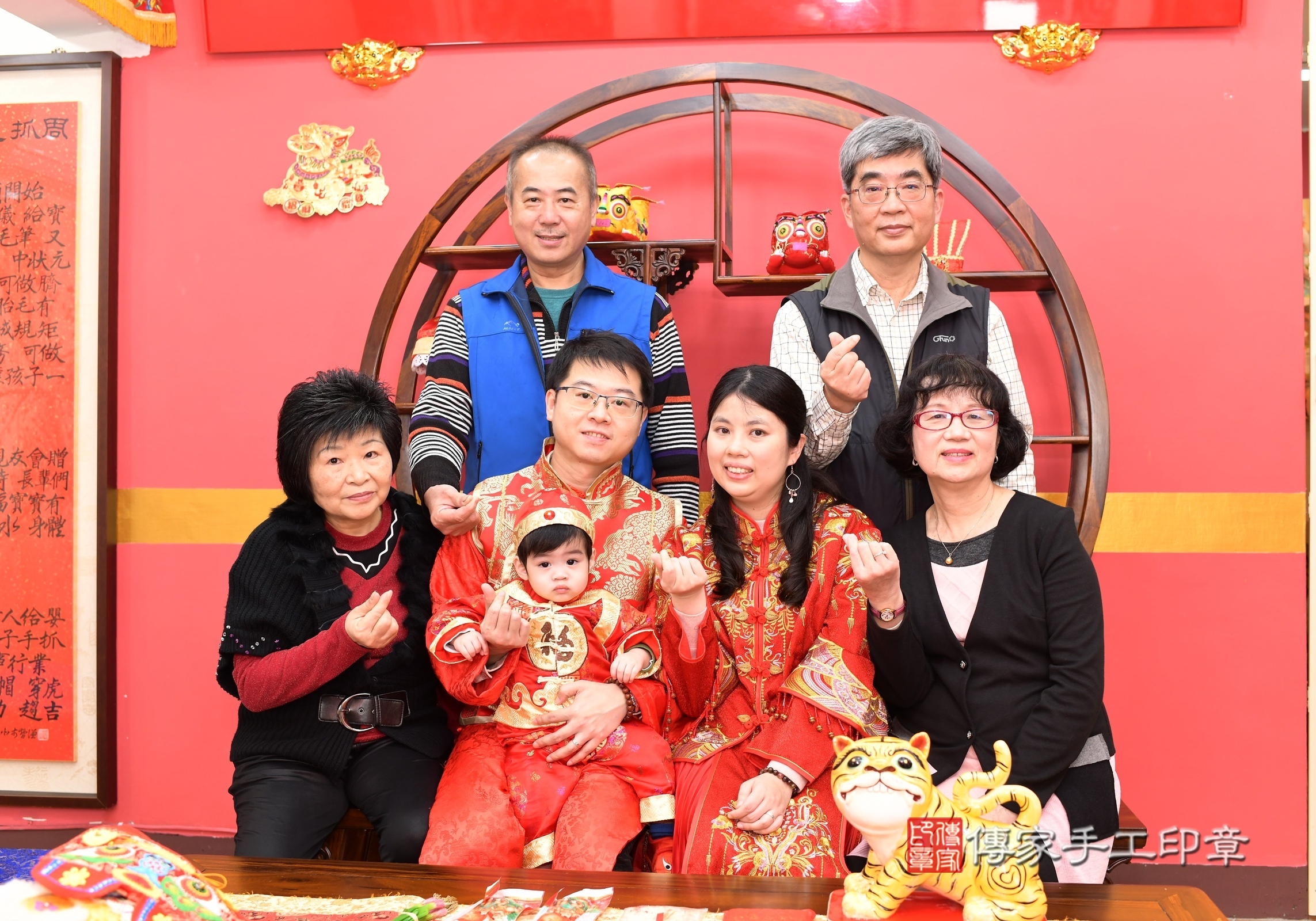 新北市永和區小倫寶寶抓周推薦：傳家新北店抓周度脺中國風會場，嬰兒古禮抓周流程儀式吉祥話、抓周道具物品24種、拍照。抓周證書。2025.2.27，照片11