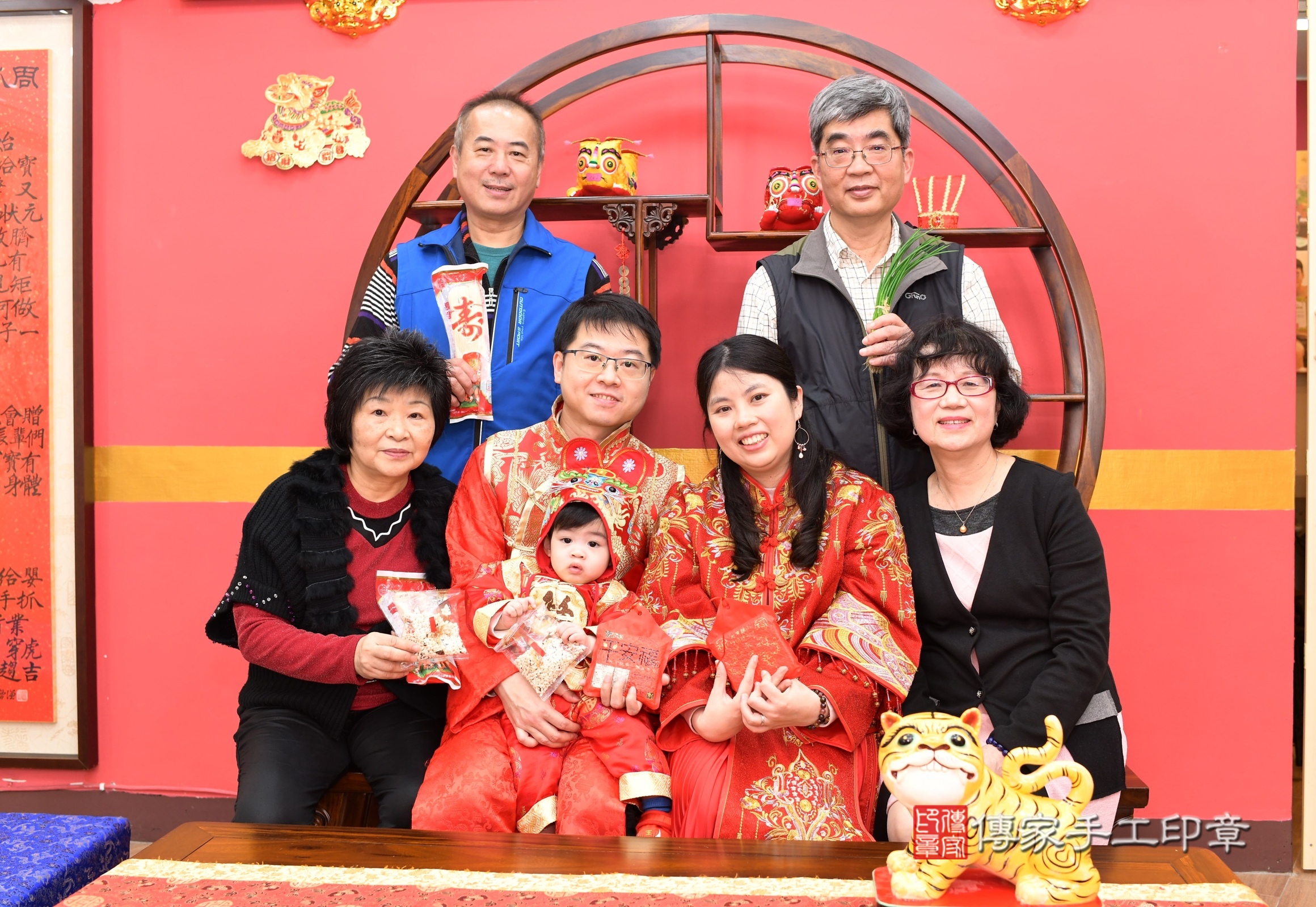 新北市永和區小倫寶寶抓周推薦：傳家新北店抓周度脺中國風會場，嬰兒古禮抓周流程儀式吉祥話、抓周道具物品24種、拍照。抓周證書。2025.2.27，照片10