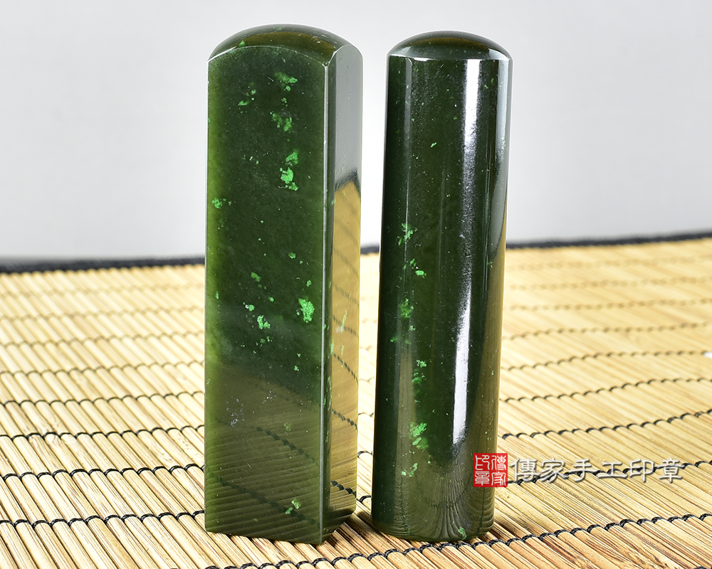 碧玉艷麗的翠綠-碧玉的質地細膩，光潔潤澤，碧綠滴翠，傳家手工印章 台南店2025.3.3