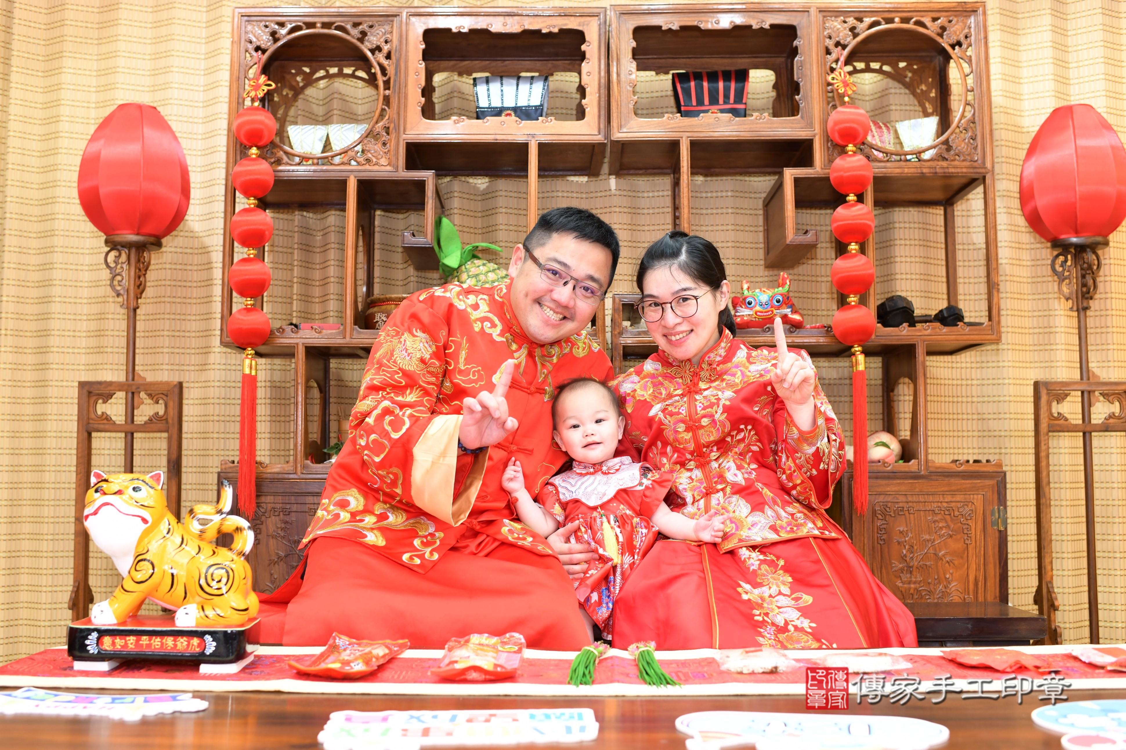 傳家手工印章台南店、抓周、度脺、中國風會場、傳家嬰兒古禮、吉祥話、抓周道具物品24種、拍照。抓周證書。寶寶抓周、滿周歲、生日快樂、祝福