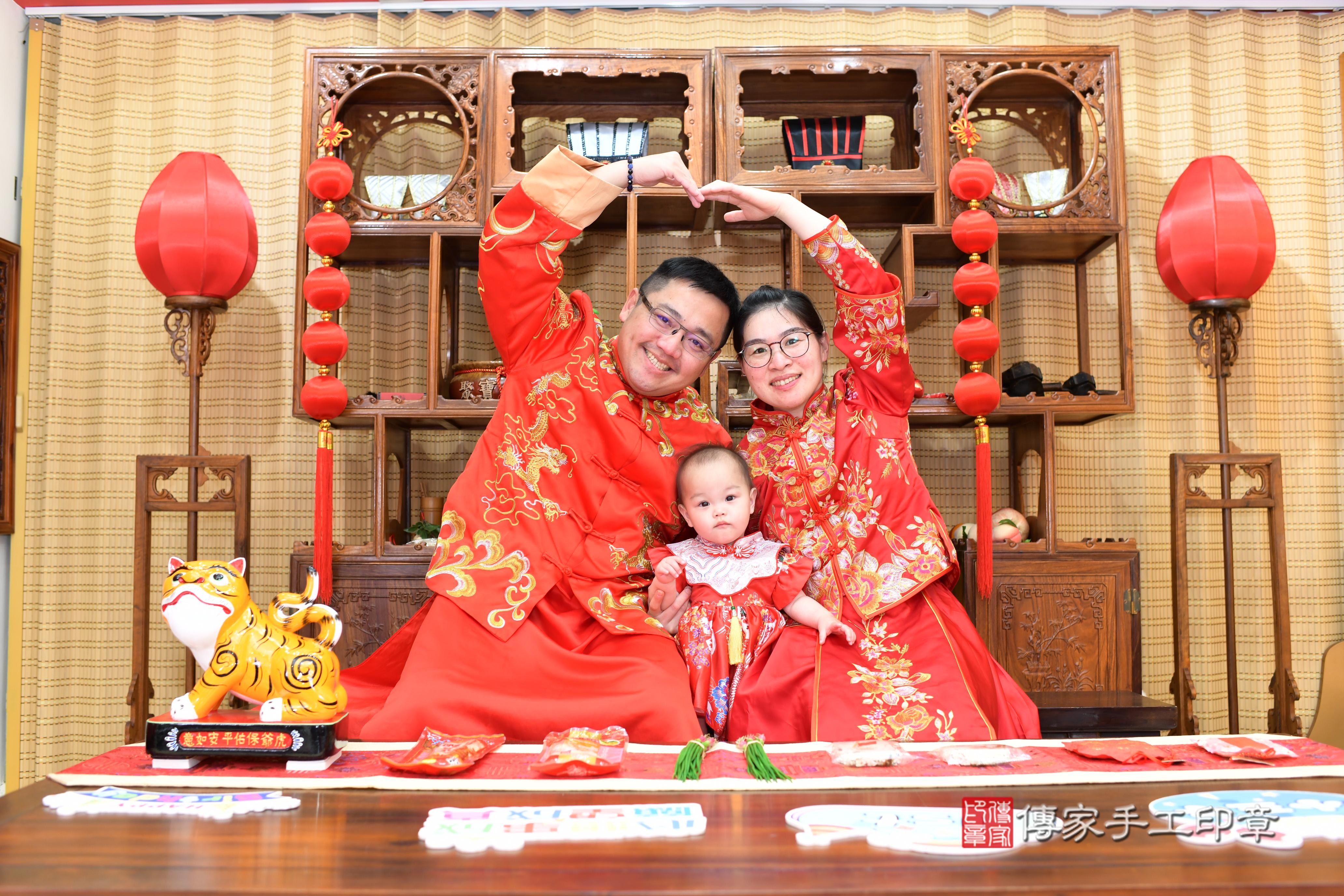 傳家手工印章台南店、抓周、度脺、中國風會場、傳家嬰兒古禮、吉祥話、抓周道具物品24種、拍照。抓周證書。寶寶抓周、滿周歲、生日快樂、祝福