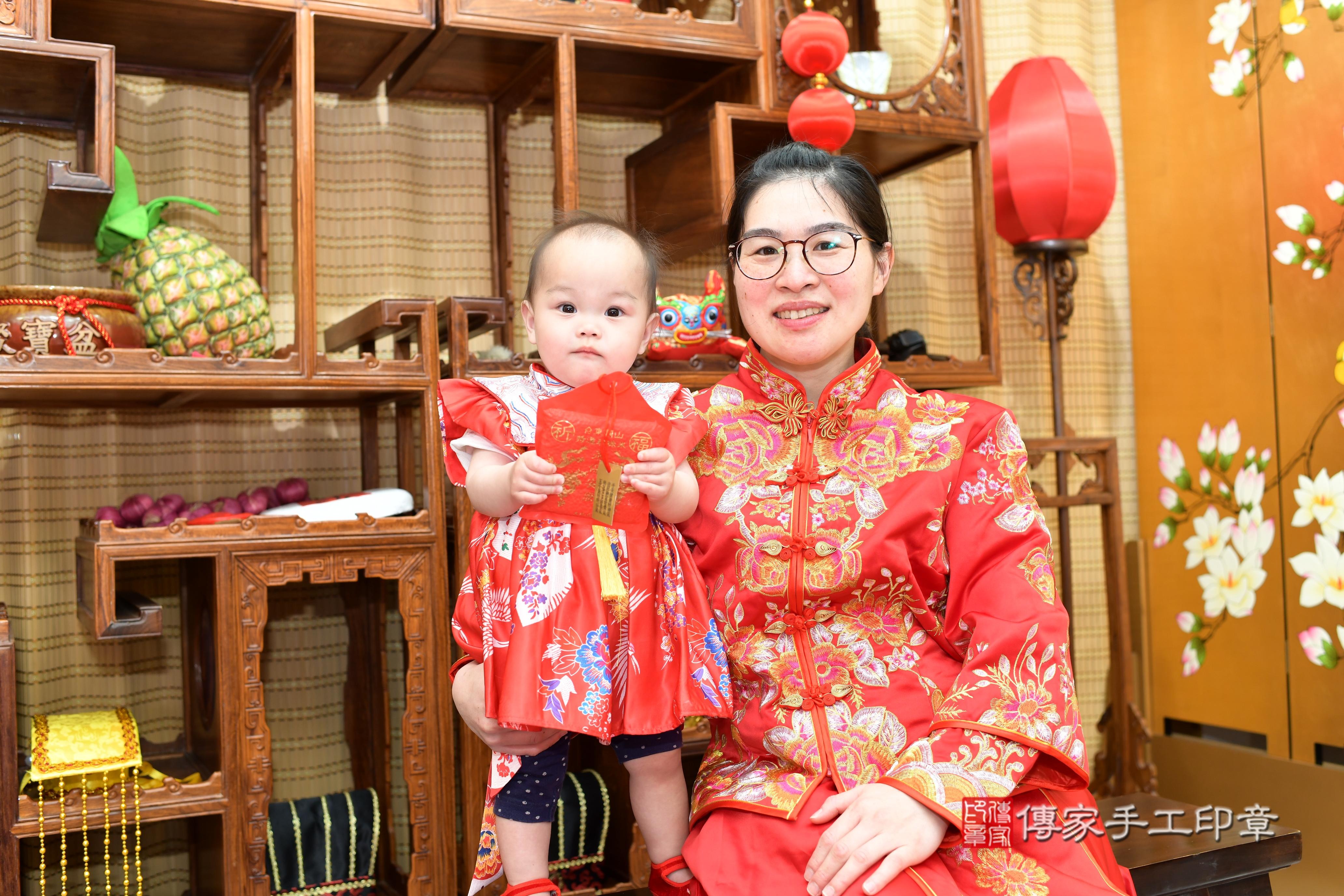 傳家手工印章台南店、抓周、度脺、中國風會場、傳家嬰兒古禮、吉祥話、抓周道具物品24種、拍照。抓周證書。寶寶抓周、滿周歲、生日快樂、祝福