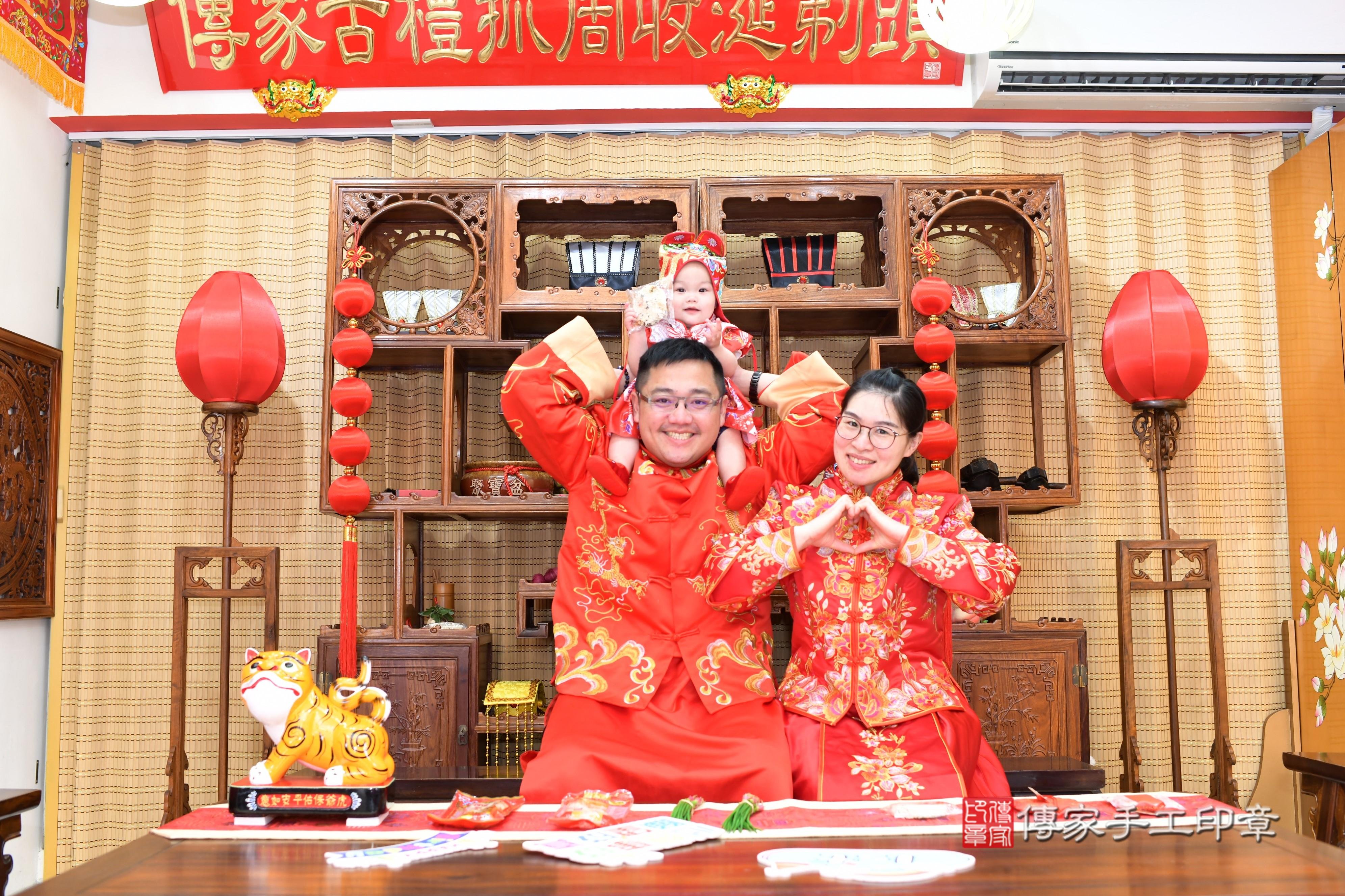 傳家手工印章台南店、抓周、度脺、中國風會場、傳家嬰兒古禮、吉祥話、抓周道具物品24種、拍照。抓周證書。寶寶抓周、滿周歲、生日快樂、祝福