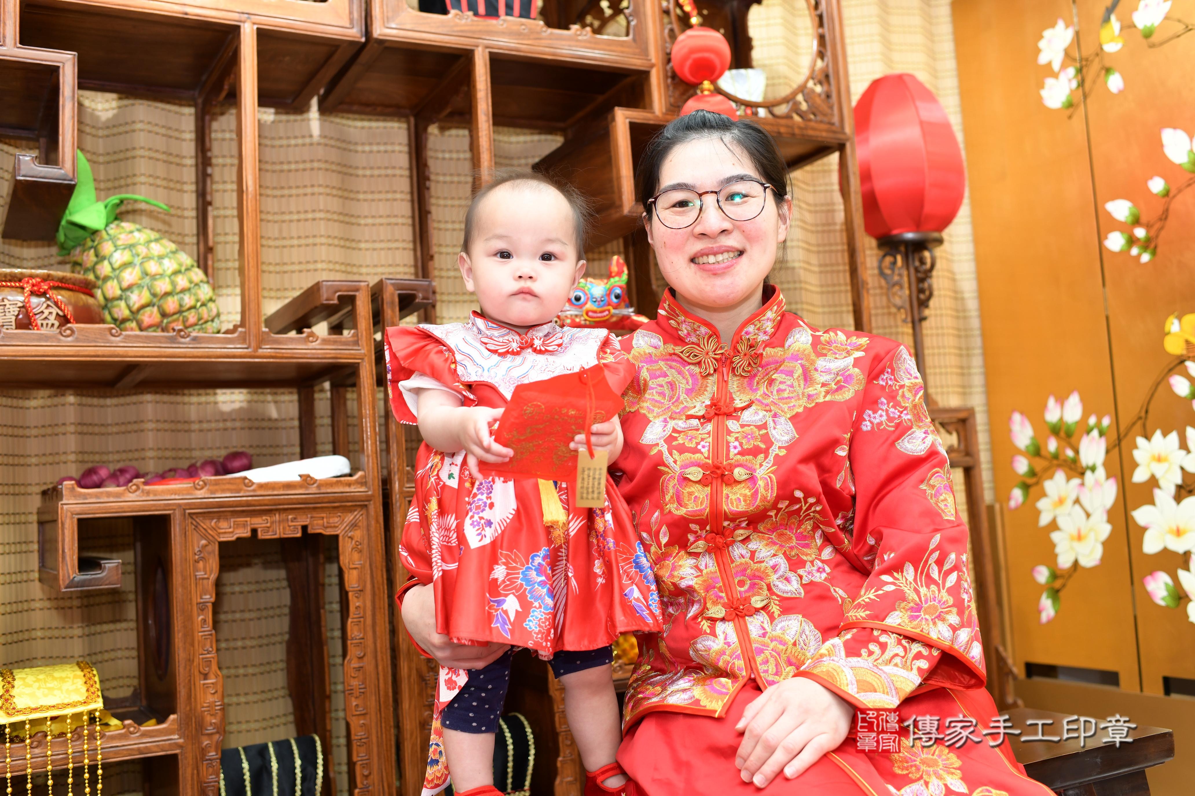 傳家手工印章台南店、抓周、度脺、中國風會場、傳家嬰兒古禮、吉祥話、抓周道具物品24種、拍照。抓周證書。寶寶抓周、滿周歲、生日快樂、祝福
