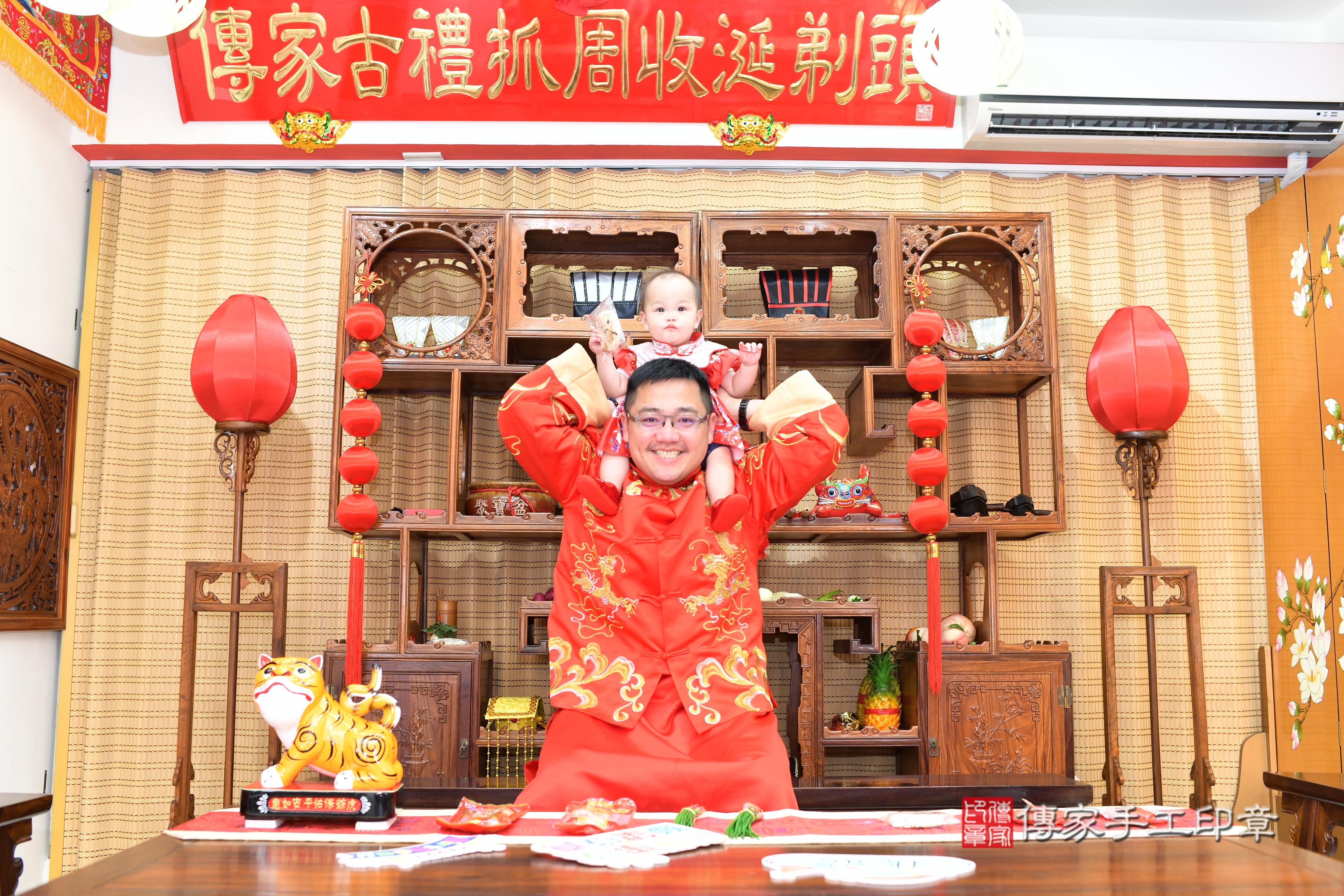傳家手工印章台南店、抓周、度脺、中國風會場、傳家嬰兒古禮、吉祥話、抓周道具物品24種、拍照。抓周證書。寶寶抓周、滿周歲、生日快樂、祝福