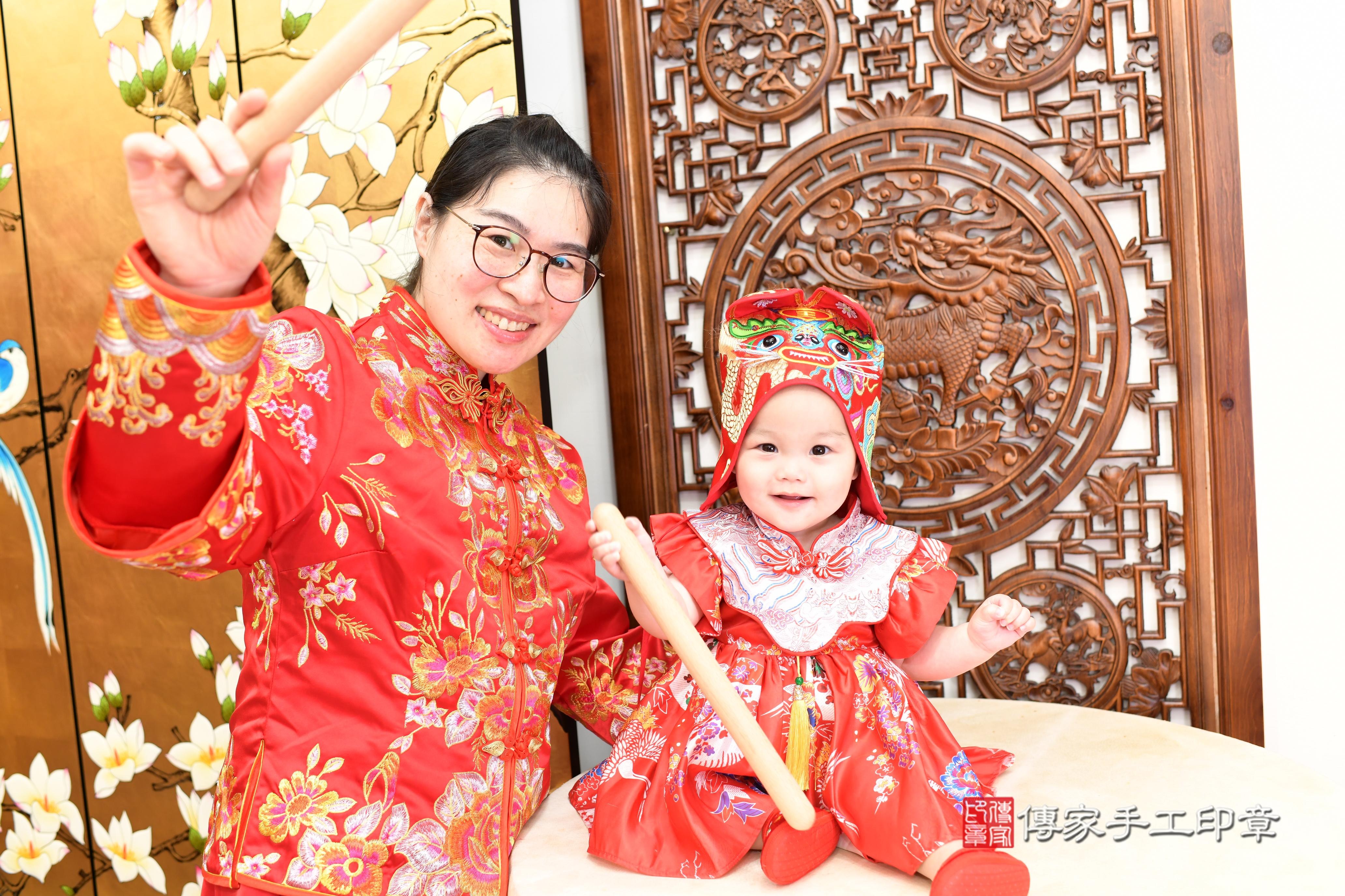 傳家手工印章台南店、抓周、度脺、中國風會場、傳家嬰兒古禮、吉祥話、抓周道具物品24種、拍照。抓周證書。寶寶抓周、滿周歲、生日快樂、祝福