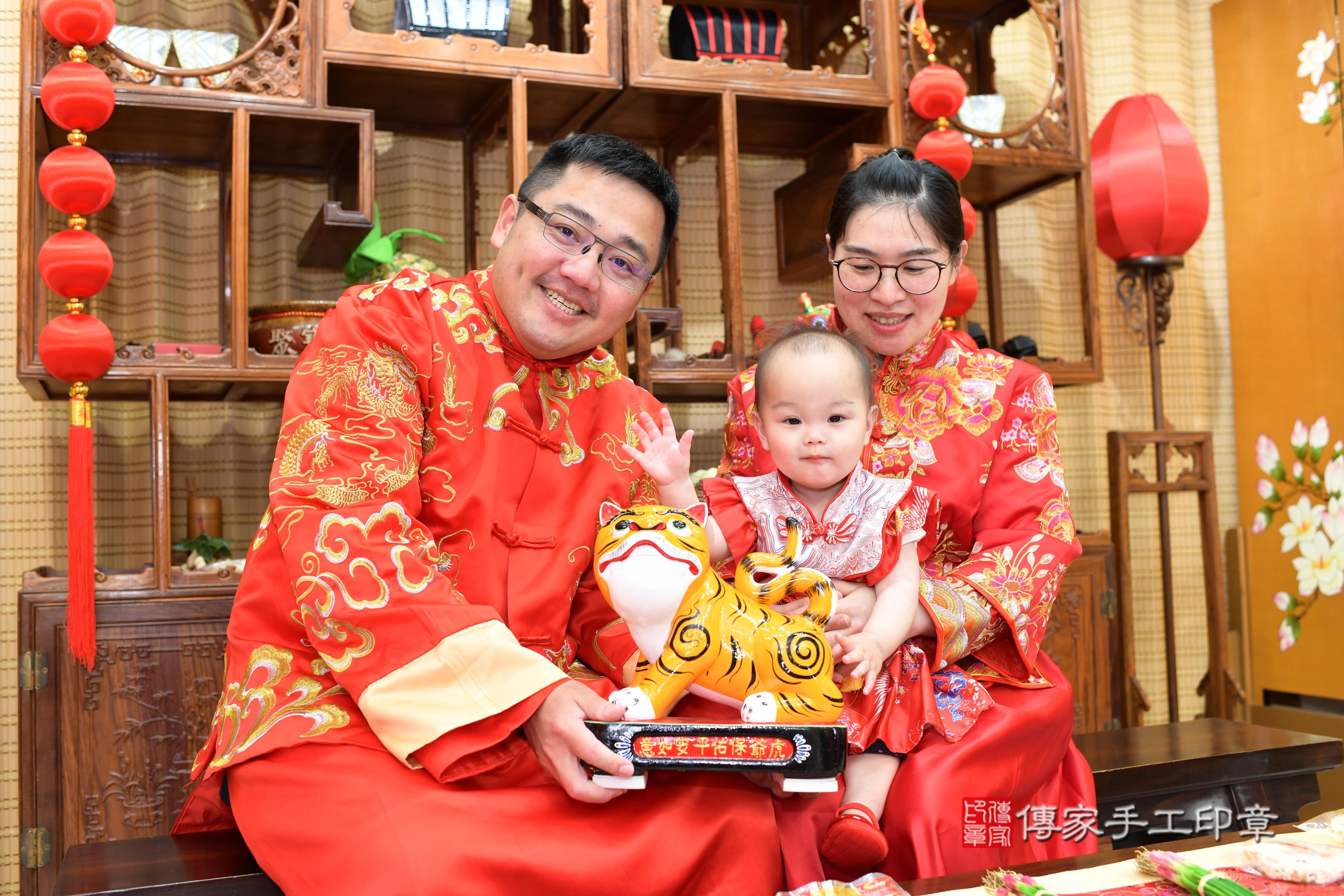 傳家手工印章台南店、抓周、度脺、中國風會場、傳家嬰兒古禮、吉祥話、抓周道具物品24種、拍照。抓周證書。寶寶抓周、滿周歲、生日快樂、祝福