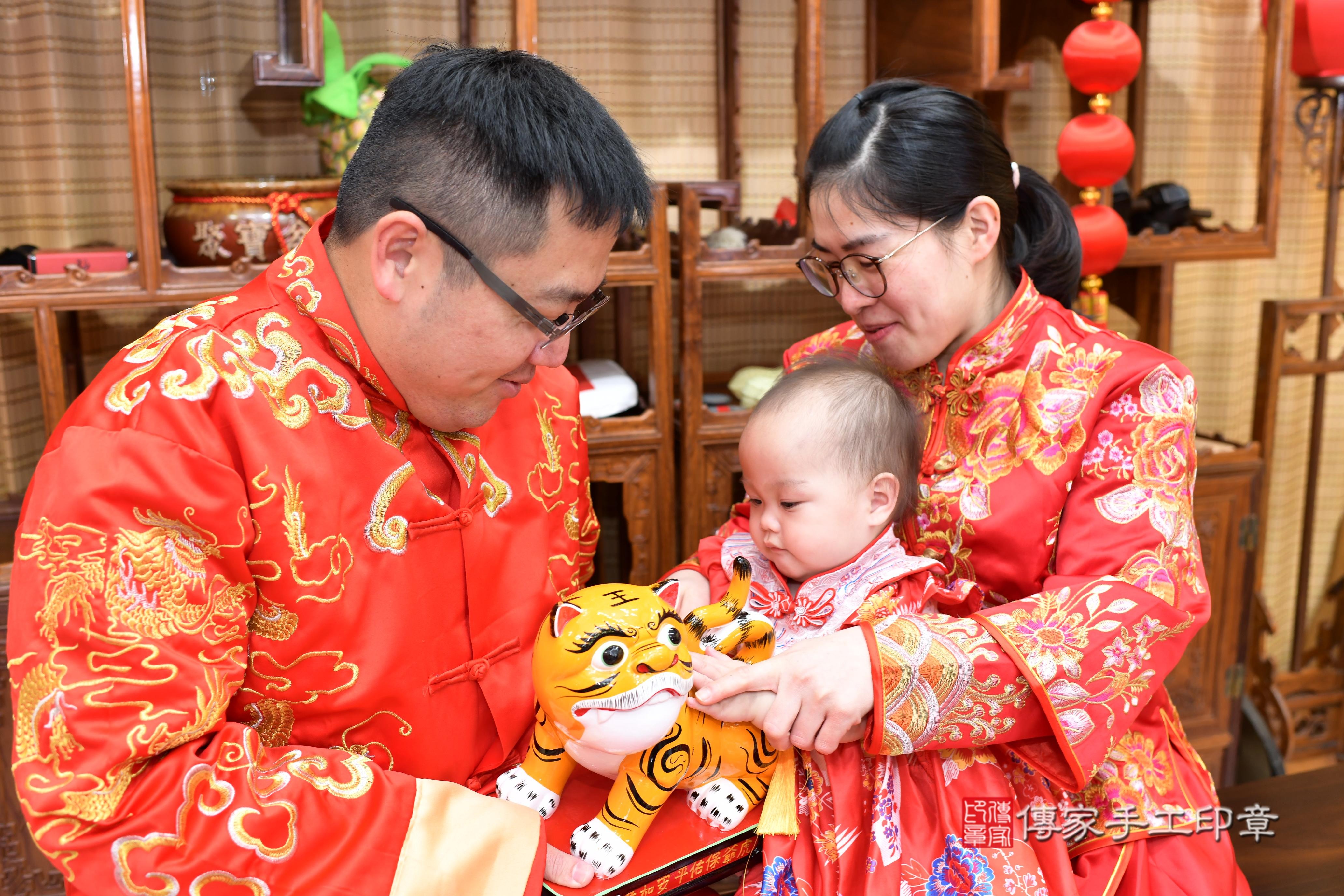 傳家手工印章台南店、抓周、度脺、中國風會場、傳家嬰兒古禮、吉祥話、抓周道具物品24種、拍照。抓周證書。寶寶抓周、滿周歲、生日快樂、祝福