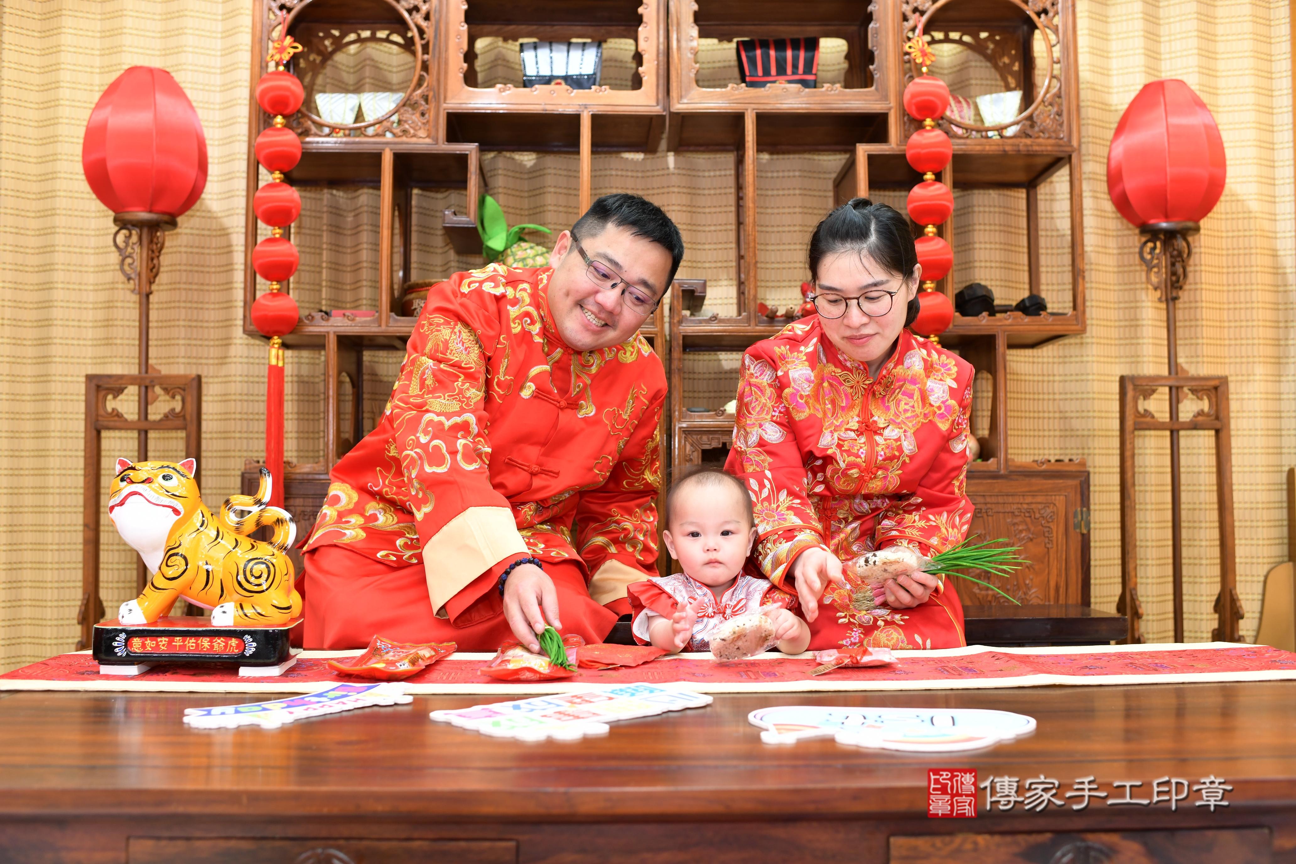 傳家手工印章台南店、抓周、度脺、中國風會場、傳家嬰兒古禮、吉祥話、抓周道具物品24種、拍照。抓周證書。寶寶抓周、滿周歲、生日快樂、祝福