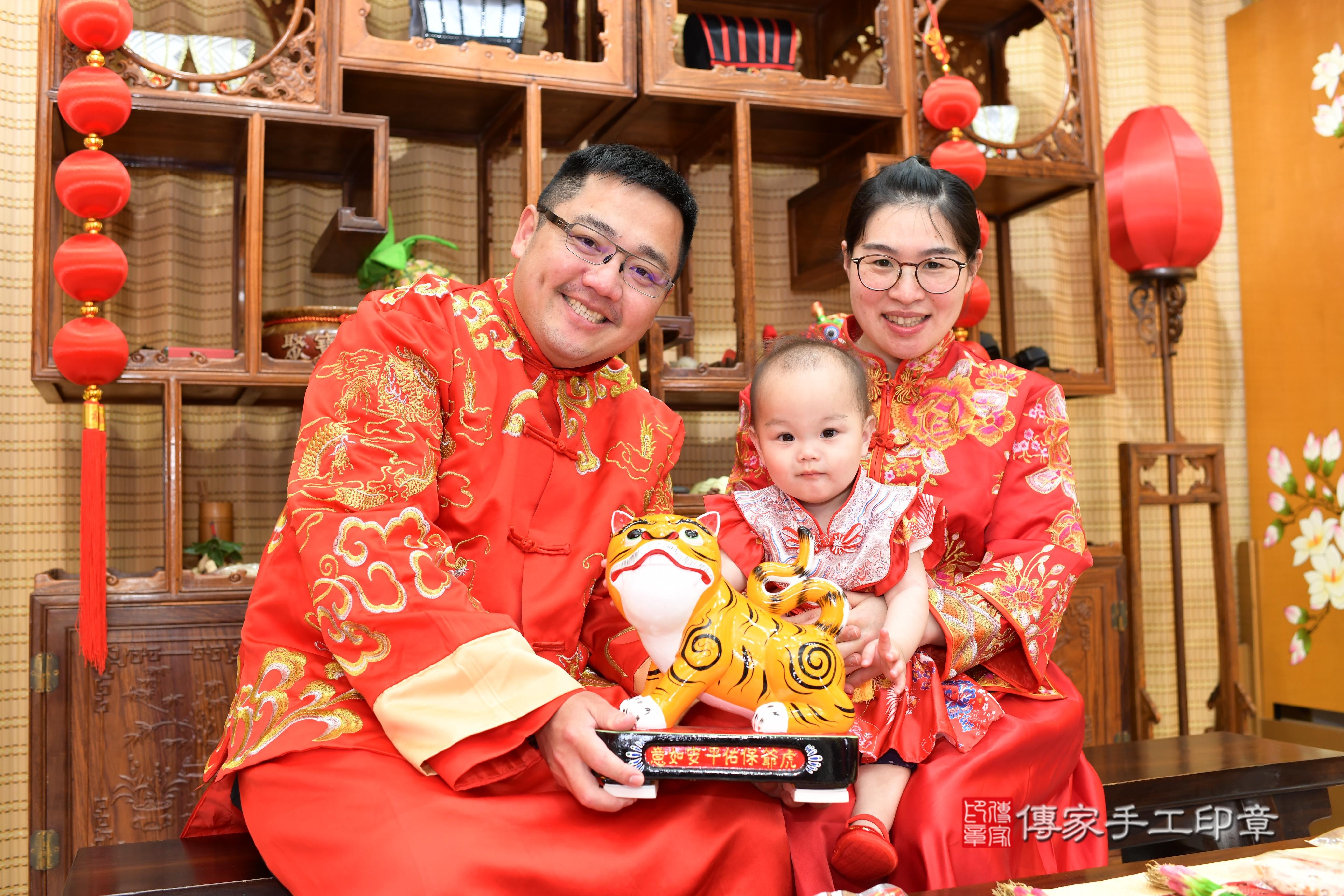 傳家手工印章台南店、抓周、度脺、中國風會場、傳家嬰兒古禮、吉祥話、抓周道具物品24種、拍照。抓周證書。寶寶抓周、滿周歲、生日快樂、祝福