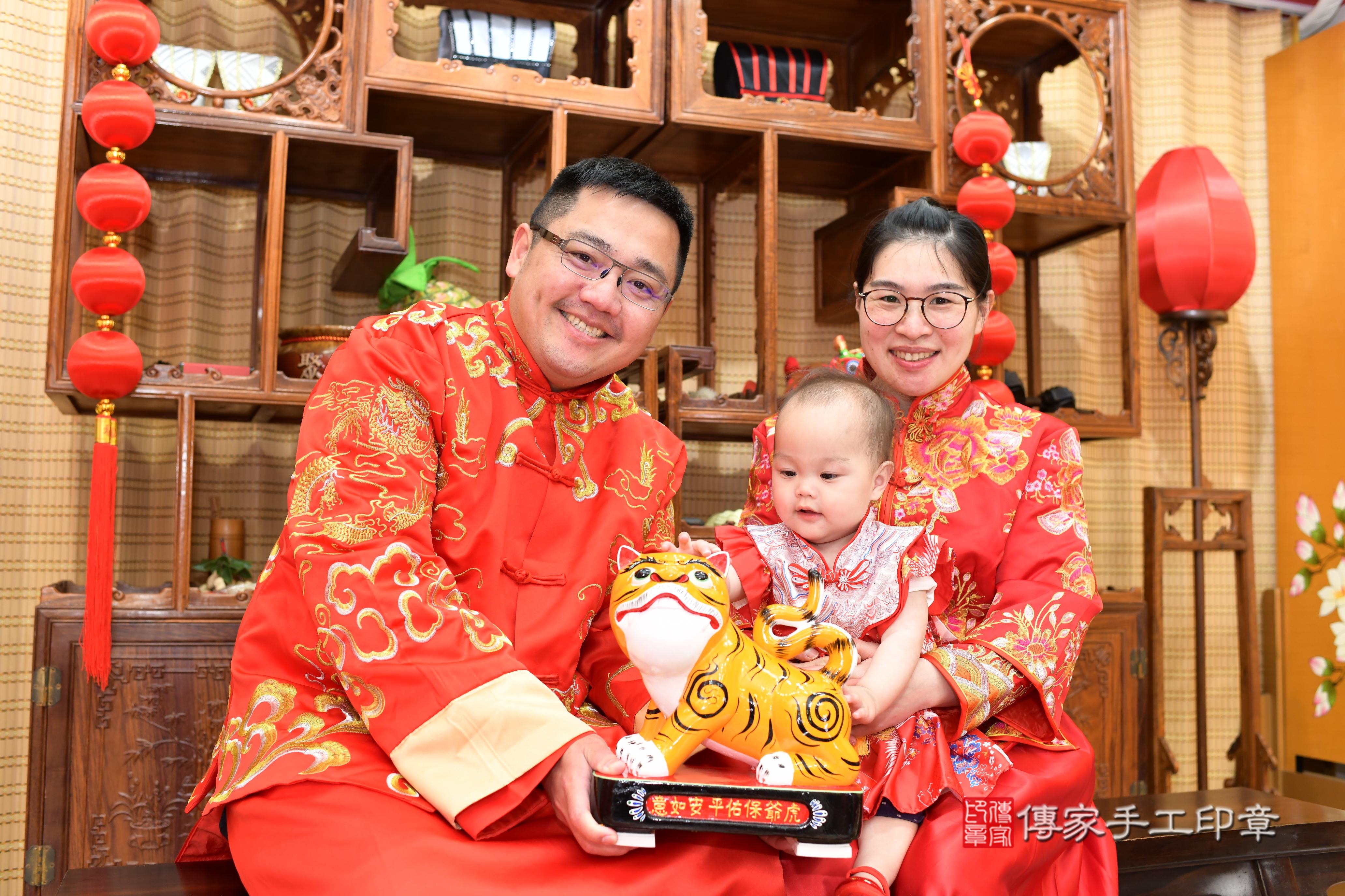 傳家手工印章台南店、抓周、度脺、中國風會場、傳家嬰兒古禮、吉祥話、抓周道具物品24種、拍照。抓周證書。寶寶抓周、滿周歲、生日快樂、祝福