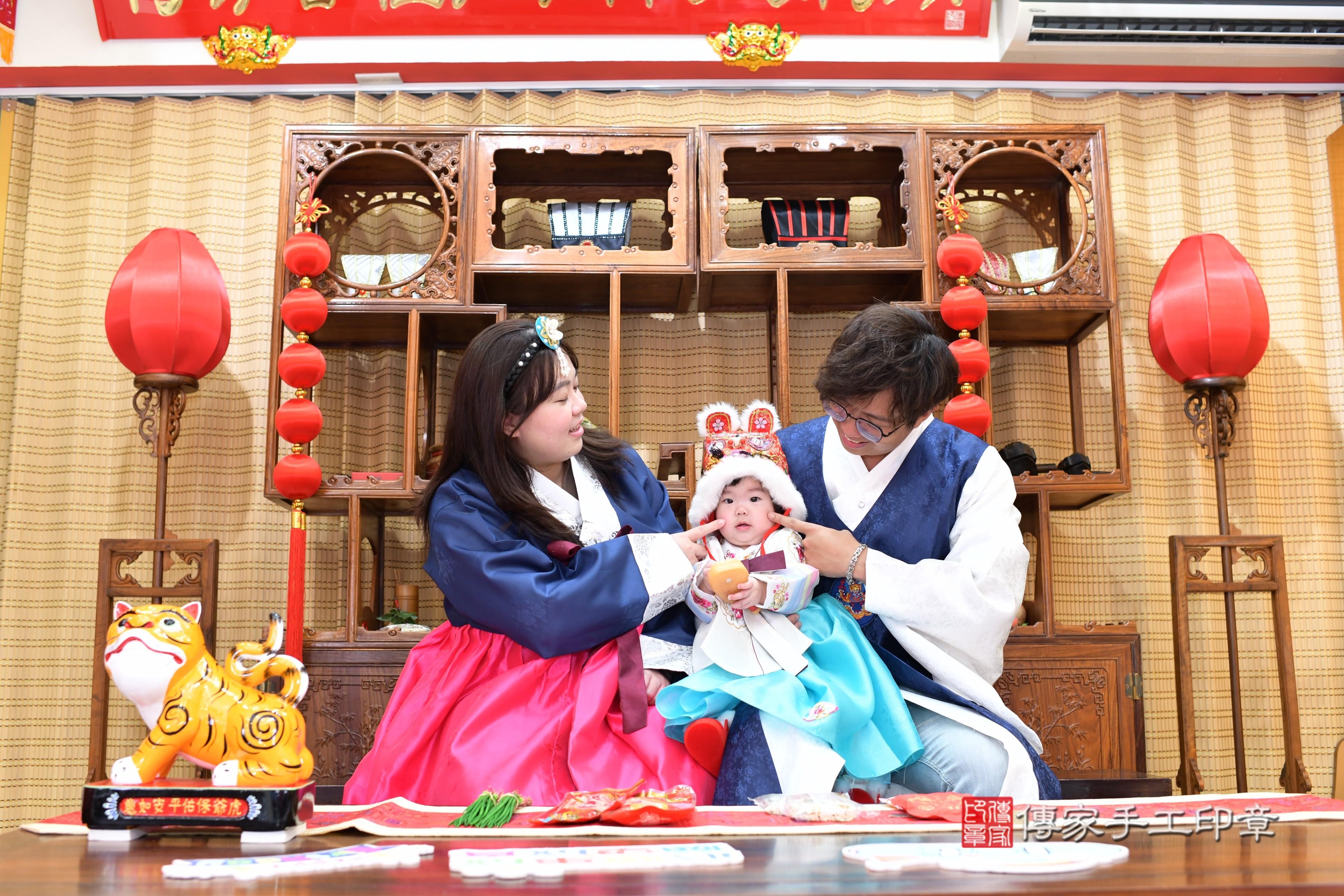 傳家手工印章台南店、抓周、度脺、中國風會場、傳家嬰兒古禮、吉祥話、抓周道具物品24種、拍照。抓周證書。寶寶抓周、滿周歲、生日快樂、祝福