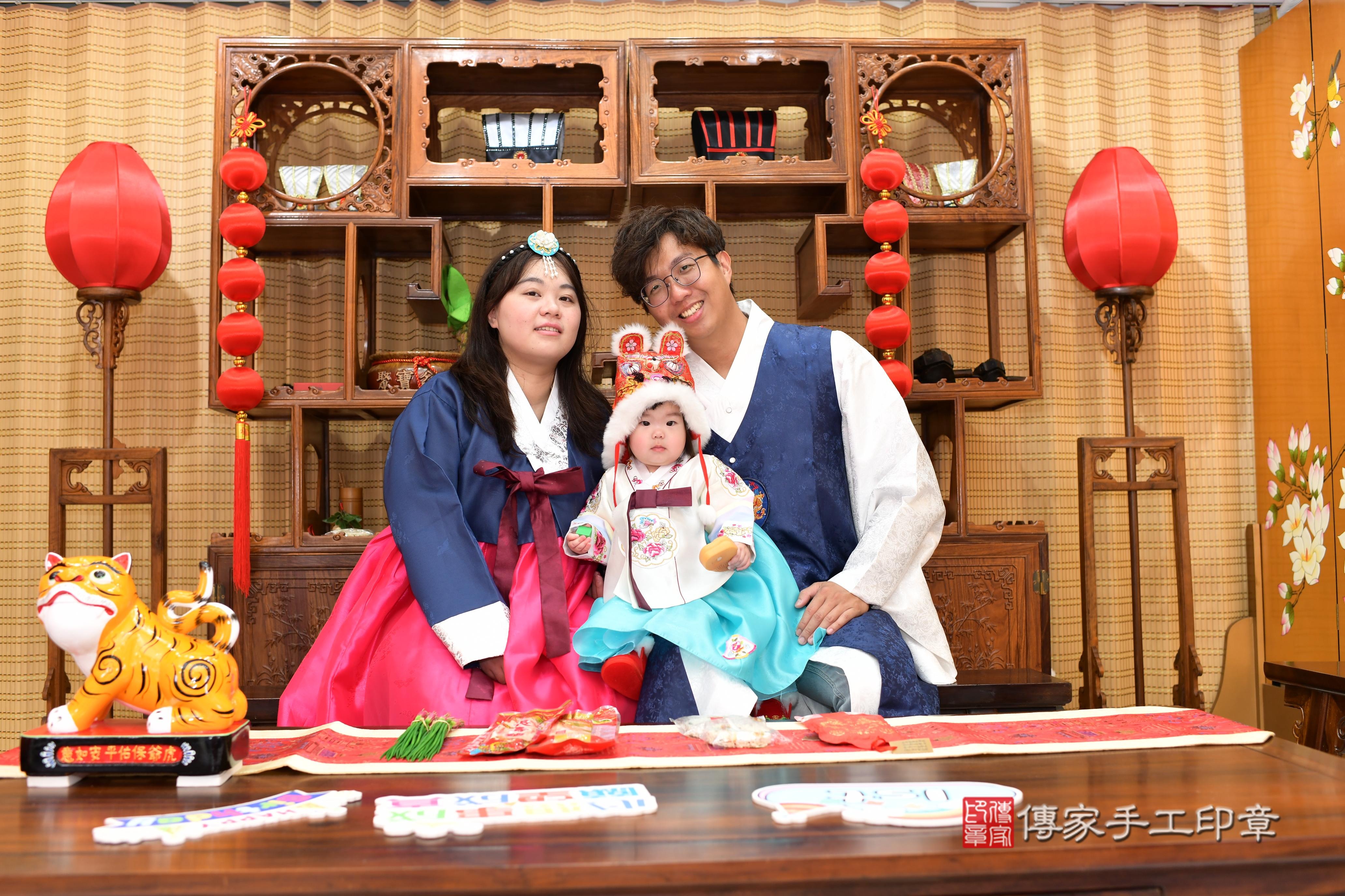 傳家手工印章台南店、抓周、度脺、中國風會場、傳家嬰兒古禮、吉祥話、抓周道具物品24種、拍照。抓周證書。寶寶抓周、滿周歲、生日快樂、祝福
