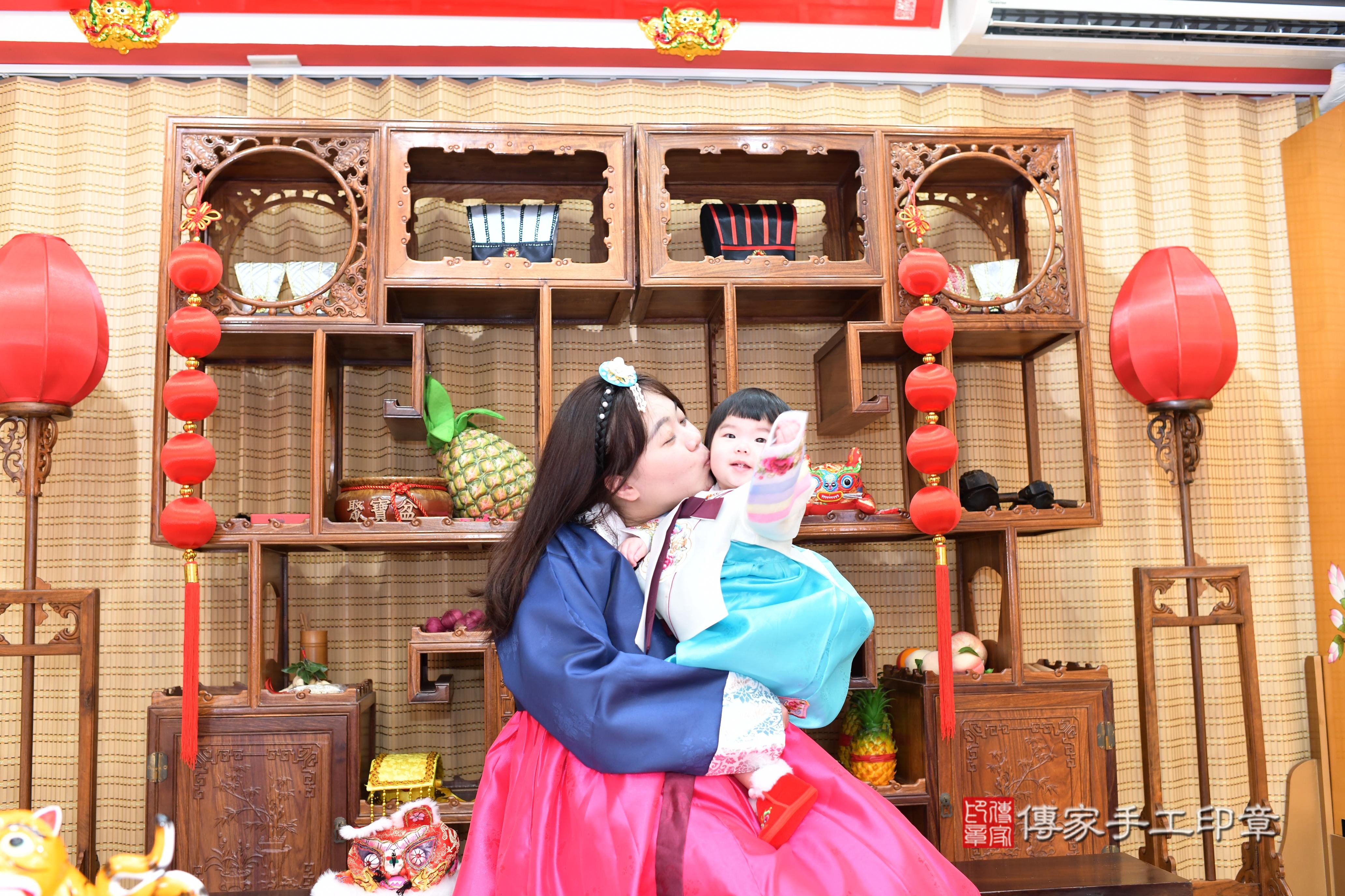 傳家手工印章台南店、抓周、度脺、中國風會場、傳家嬰兒古禮、吉祥話、抓周道具物品24種、拍照。抓周證書。寶寶抓周、滿周歲、生日快樂、祝福