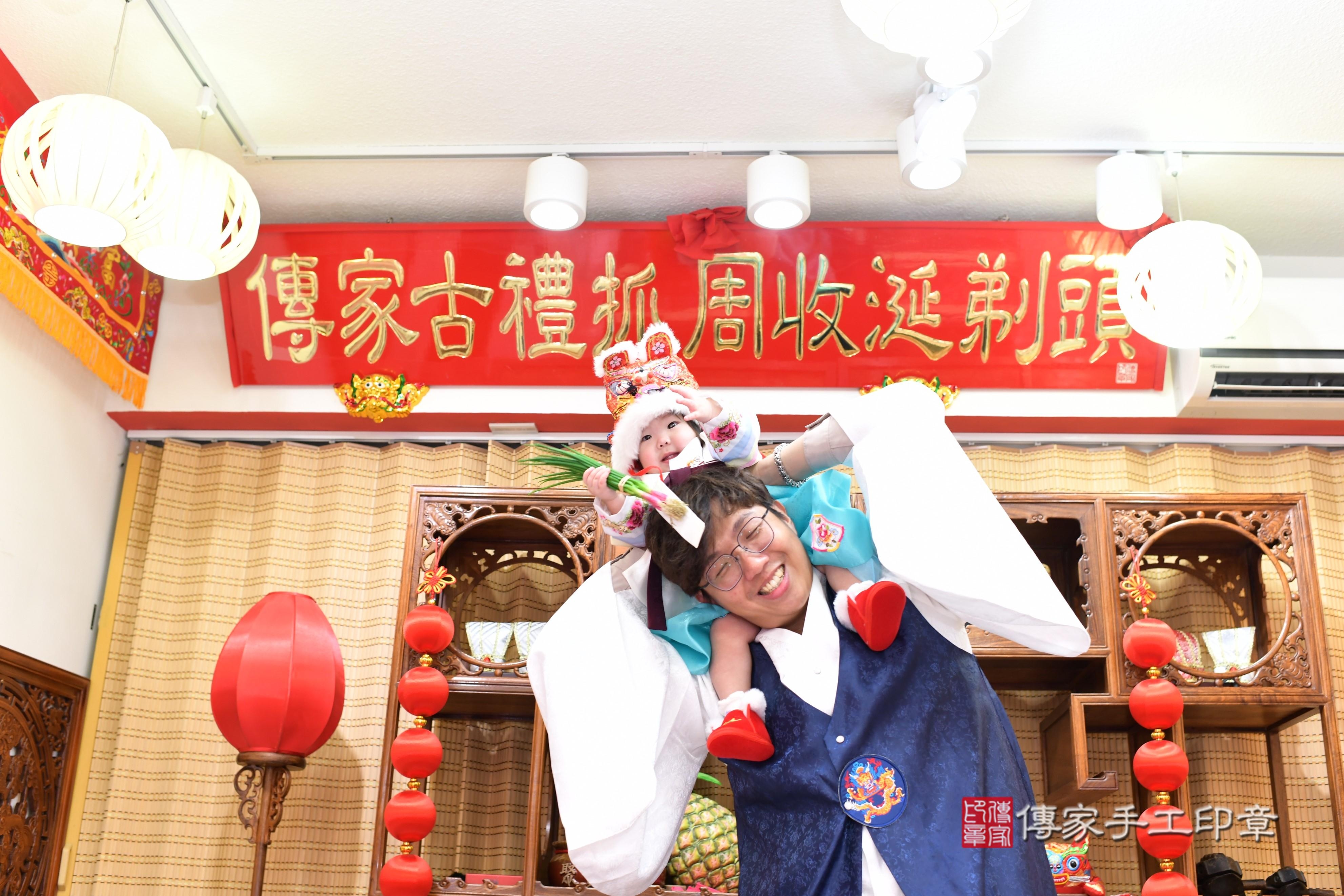 傳家手工印章台南店、抓周、度脺、中國風會場、傳家嬰兒古禮、吉祥話、抓周道具物品24種、拍照。抓周證書。寶寶抓周、滿周歲、生日快樂、祝福