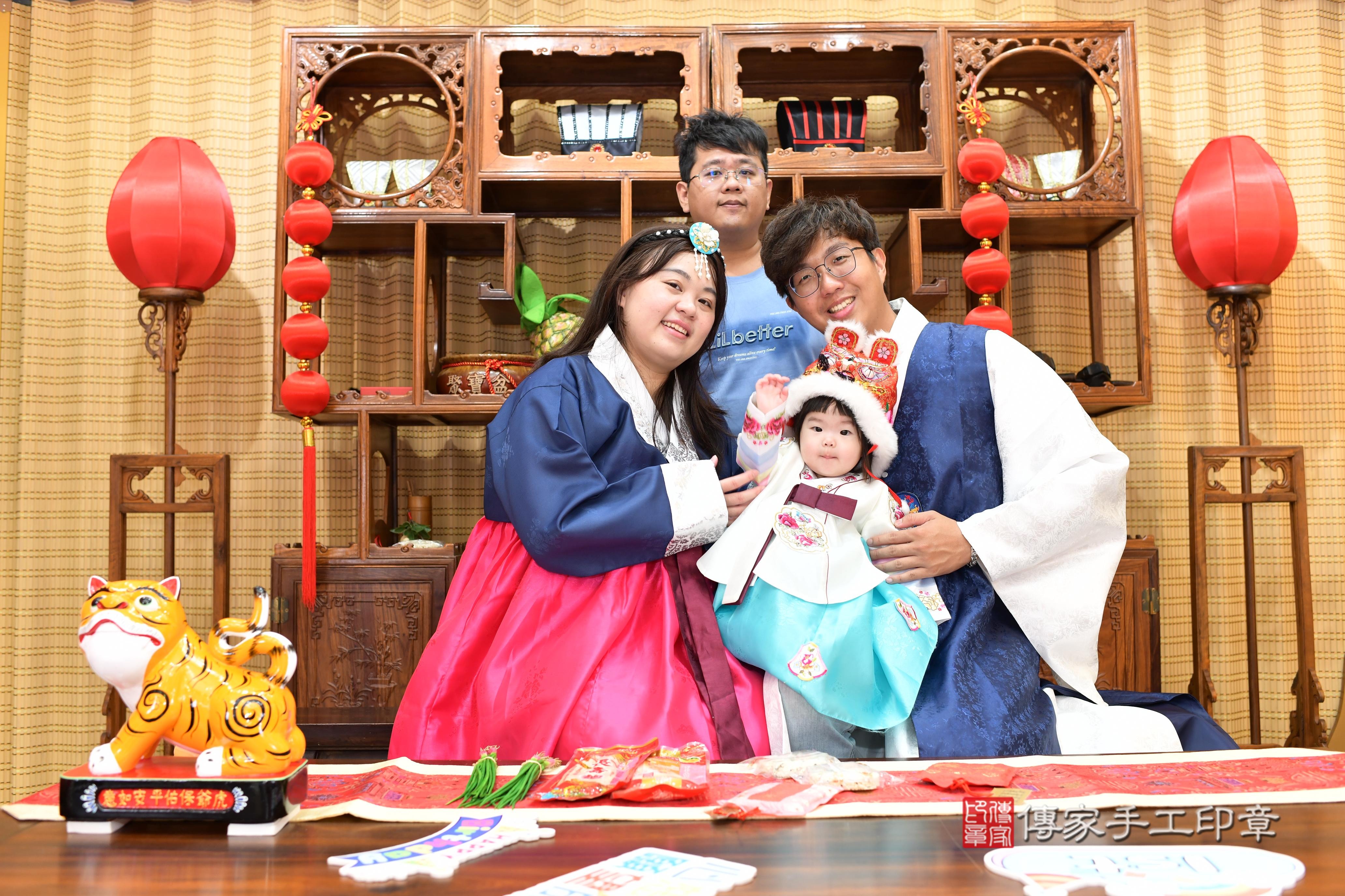 傳家手工印章台南店、抓周、度脺、中國風會場、傳家嬰兒古禮、吉祥話、抓周道具物品24種、拍照。抓周證書。寶寶抓周、滿周歲、生日快樂、祝福