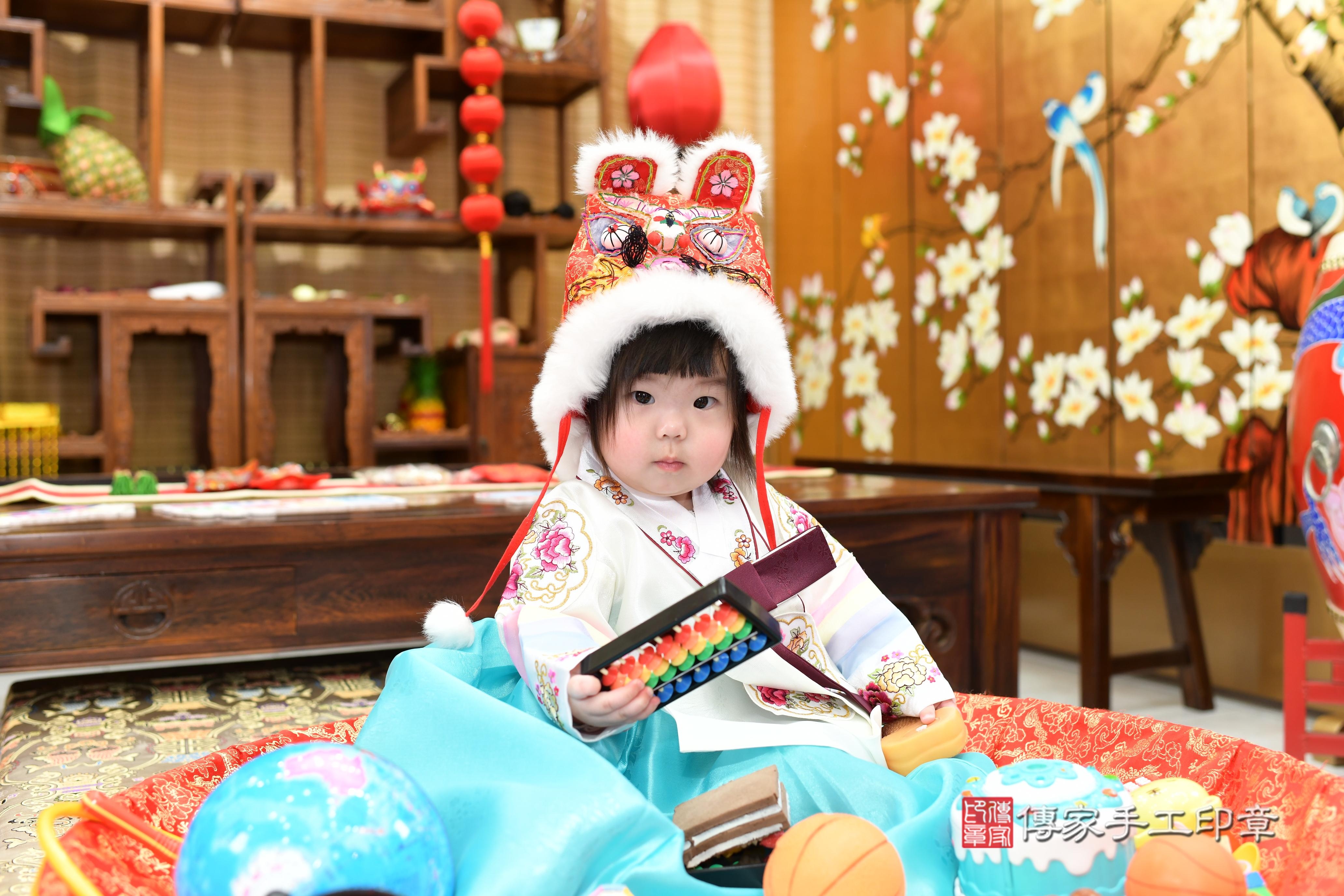 傳家手工印章台南店、抓周、度脺、中國風會場、傳家嬰兒古禮、吉祥話、抓周道具物品24種、拍照。抓周證書。寶寶抓周、滿周歲、生日快樂、祝福