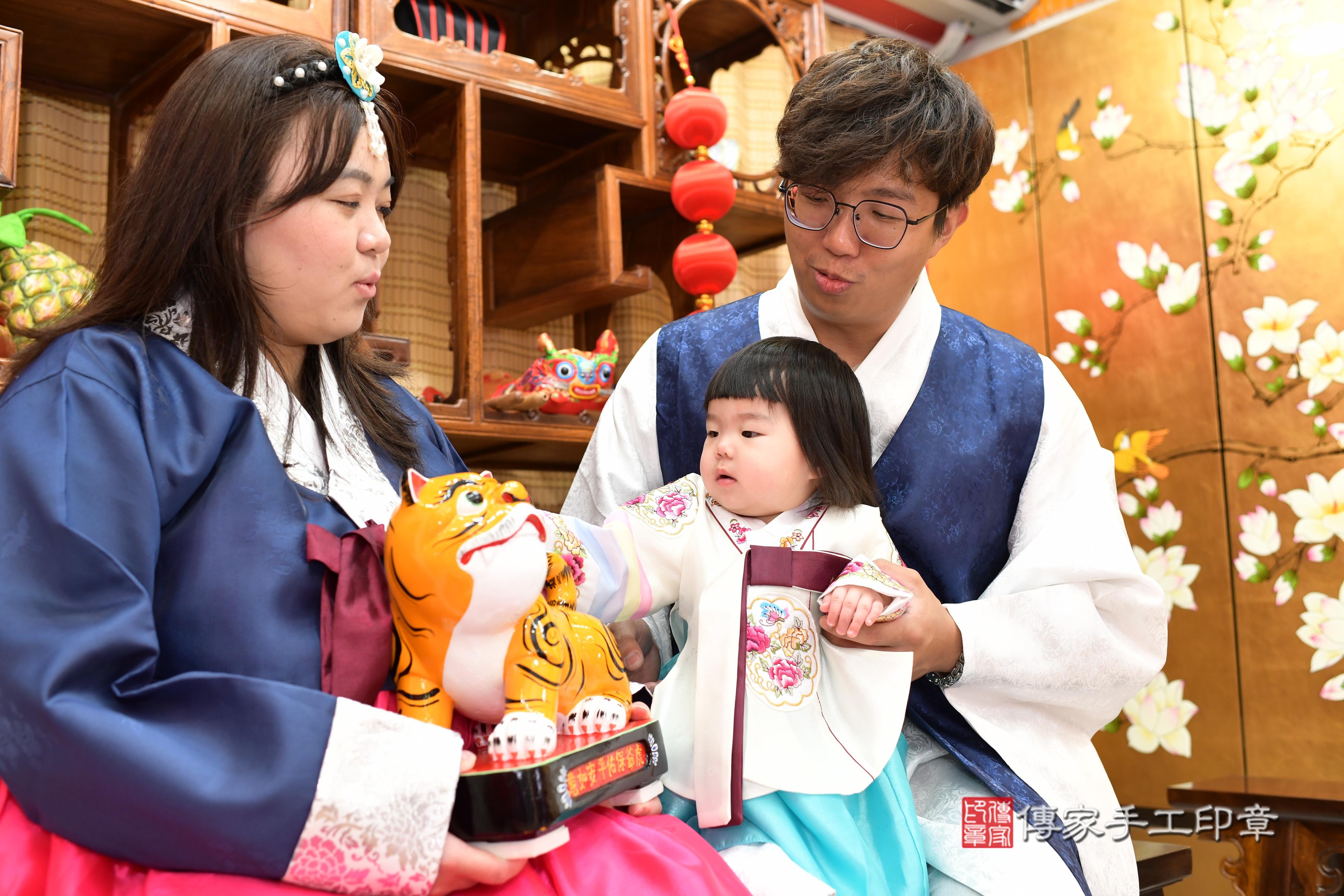 傳家手工印章台南店、抓周、度脺、中國風會場、傳家嬰兒古禮、吉祥話、抓周道具物品24種、拍照。抓周證書。寶寶抓周、滿周歲、生日快樂、祝福