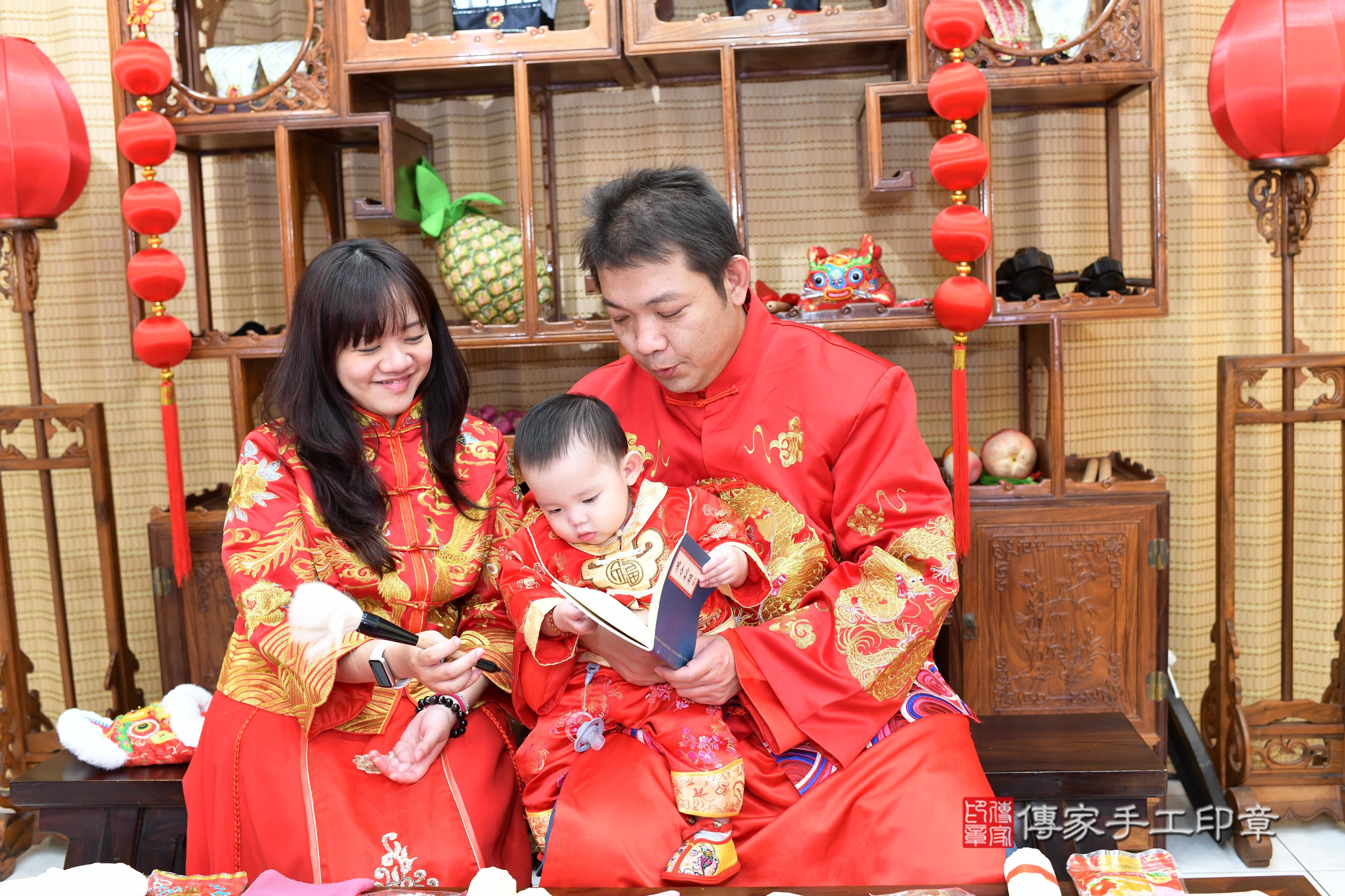 傳家手工印章台南店、抓周、度脺、中國風會場、傳家嬰兒古禮、吉祥話、抓周道具物品24種、拍照。抓周證書。寶寶抓周、滿周歲、生日快樂、祝福