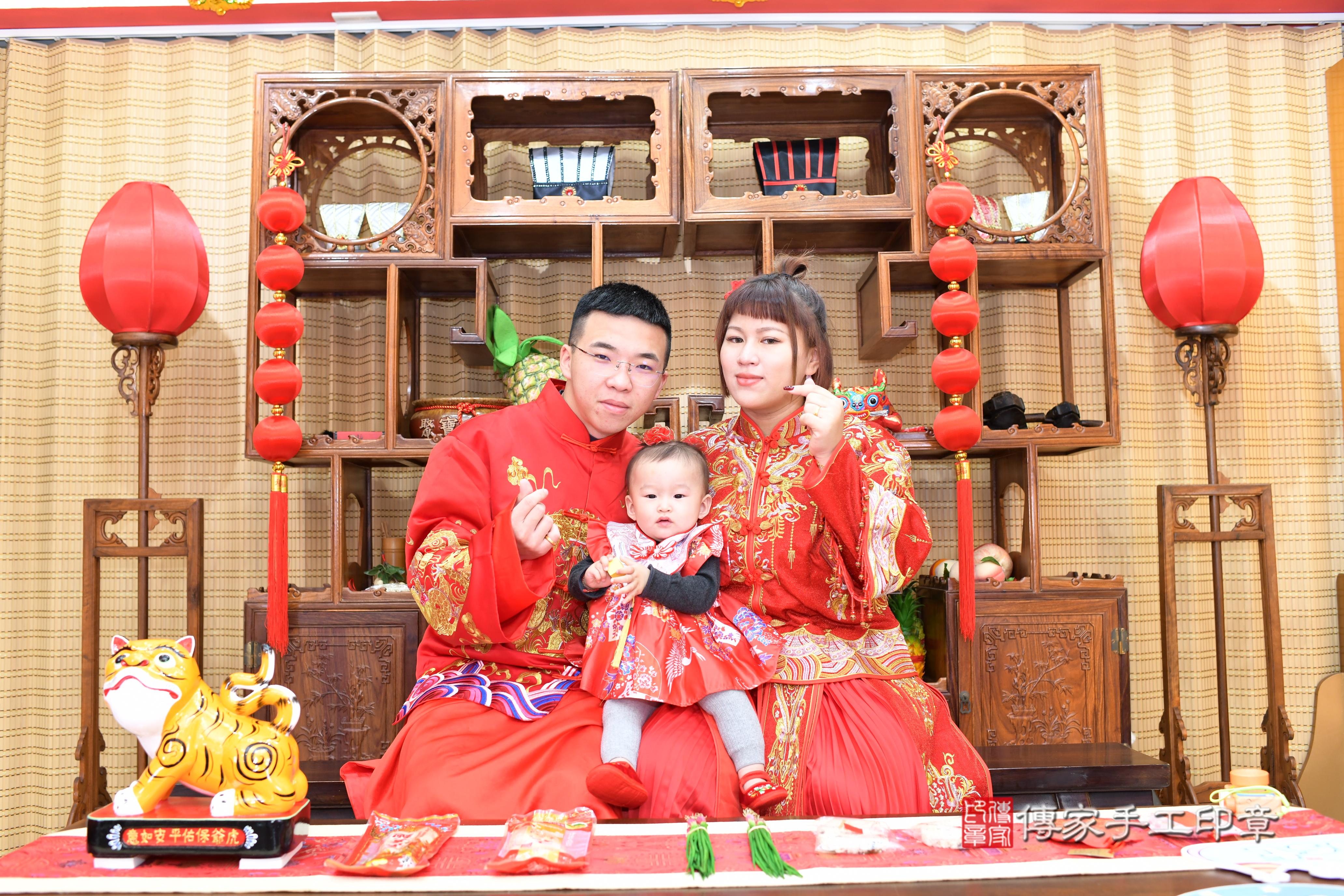 傳家手工印章台南店、抓周、度脺、中國風會場、傳家嬰兒古禮、吉祥話、抓周道具物品24種、拍照。抓周證書。寶寶抓周、滿周歲、生日快樂、祝福