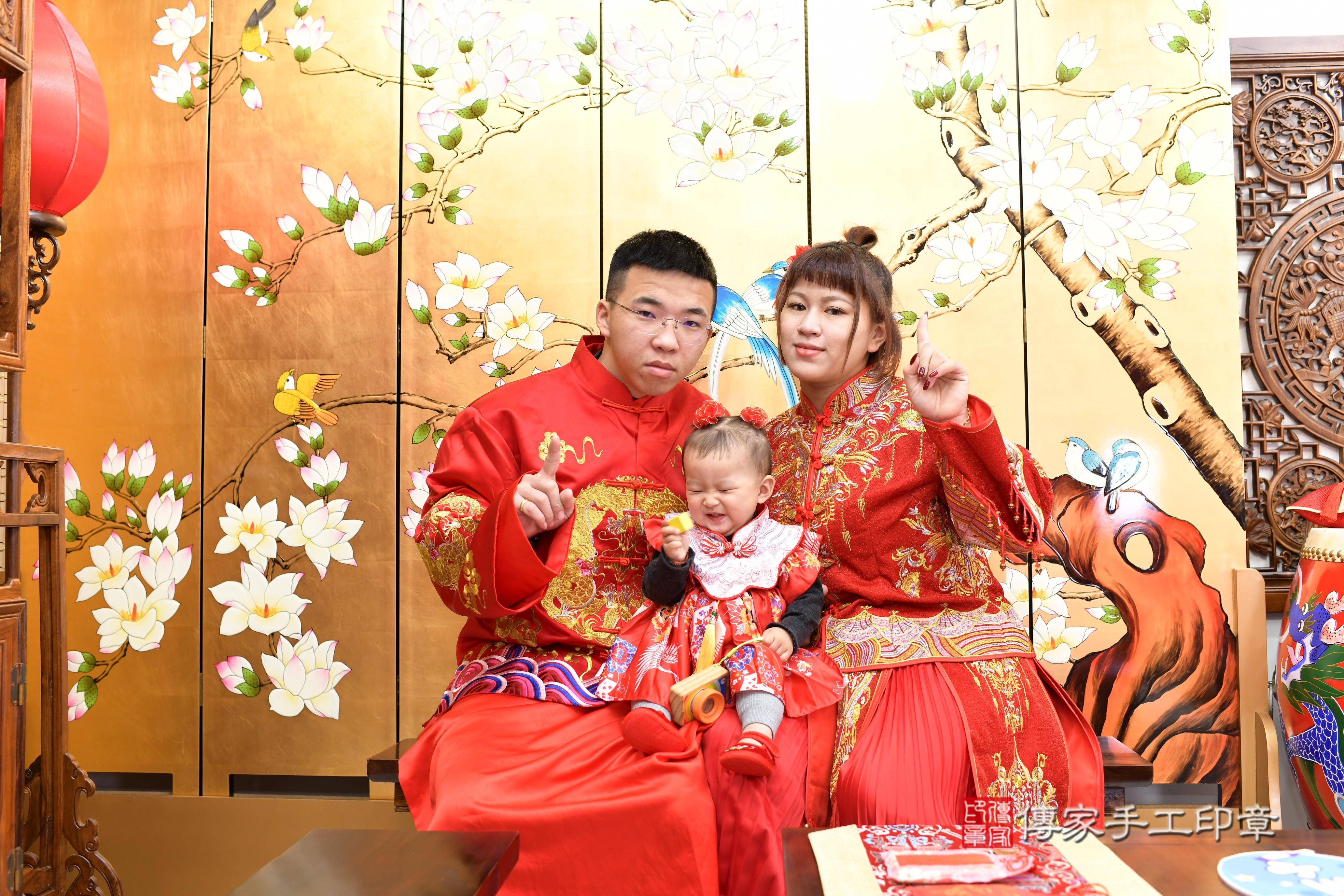 傳家手工印章台南店、抓周、度脺、中國風會場、傳家嬰兒古禮、吉祥話、抓周道具物品24種、拍照。抓周證書。寶寶抓周、滿周歲、生日快樂、祝福