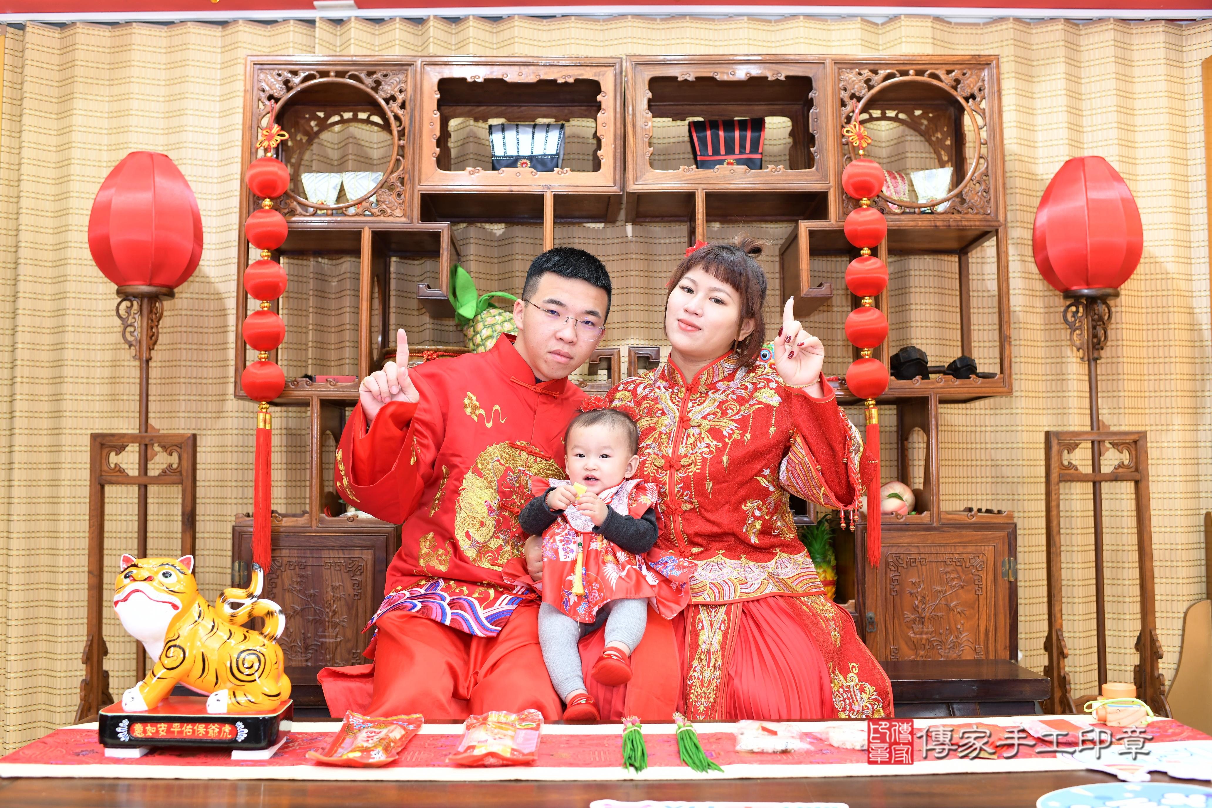 傳家手工印章台南店、抓周、度脺、中國風會場、傳家嬰兒古禮、吉祥話、抓周道具物品24種、拍照。抓周證書。寶寶抓周、滿周歲、生日快樂、祝福