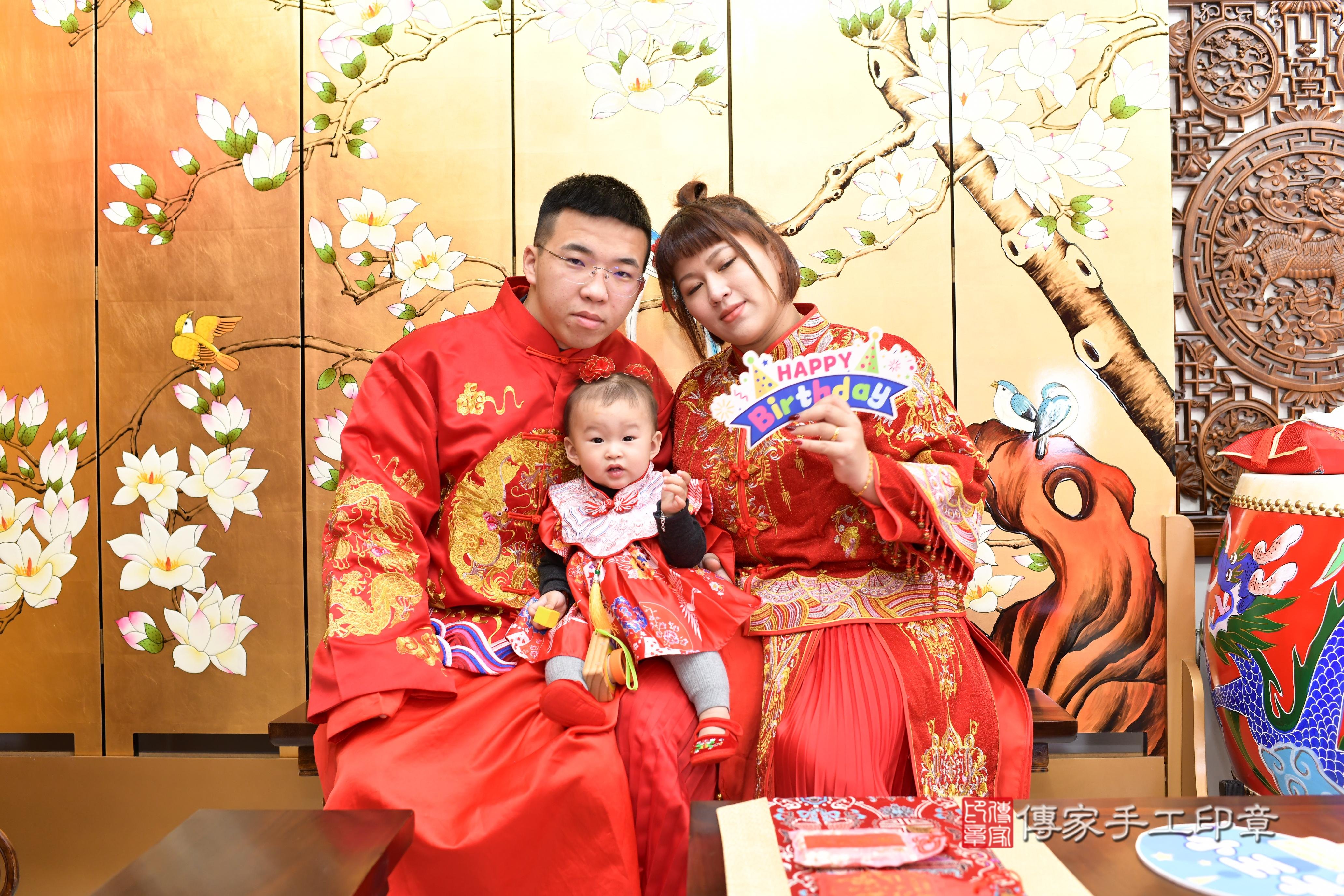 傳家手工印章台南店、抓周、度脺、中國風會場、傳家嬰兒古禮、吉祥話、抓周道具物品24種、拍照。抓周證書。寶寶抓周、滿周歲、生日快樂、祝福