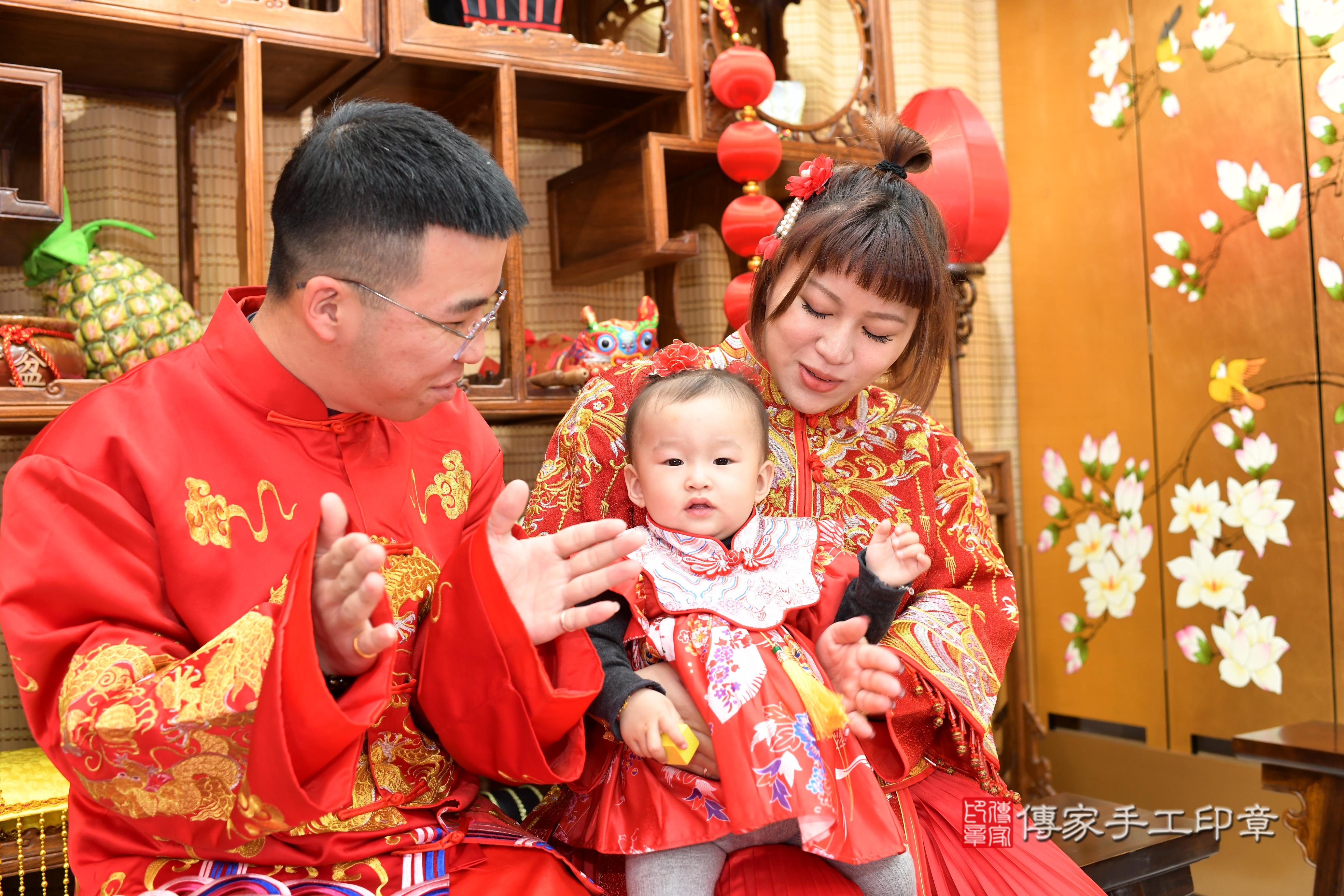 傳家手工印章台南店、抓周、度脺、中國風會場、傳家嬰兒古禮、吉祥話、抓周道具物品24種、拍照。抓周證書。寶寶抓周、滿周歲、生日快樂、祝福