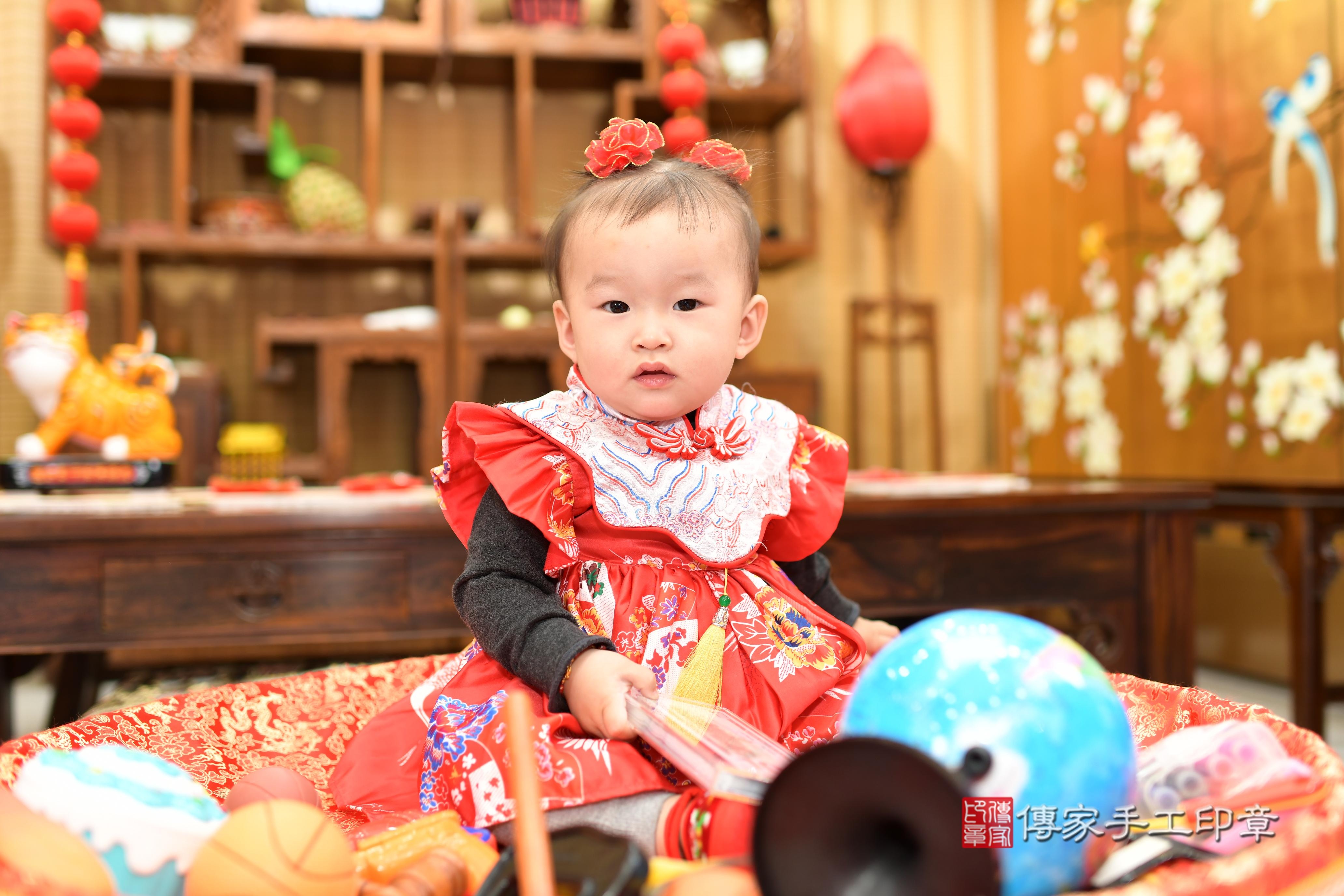 傳家手工印章台南店、抓周、度脺、中國風會場、傳家嬰兒古禮、吉祥話、抓周道具物品24種、拍照。抓周證書。寶寶抓周、滿周歲、生日快樂、祝福
