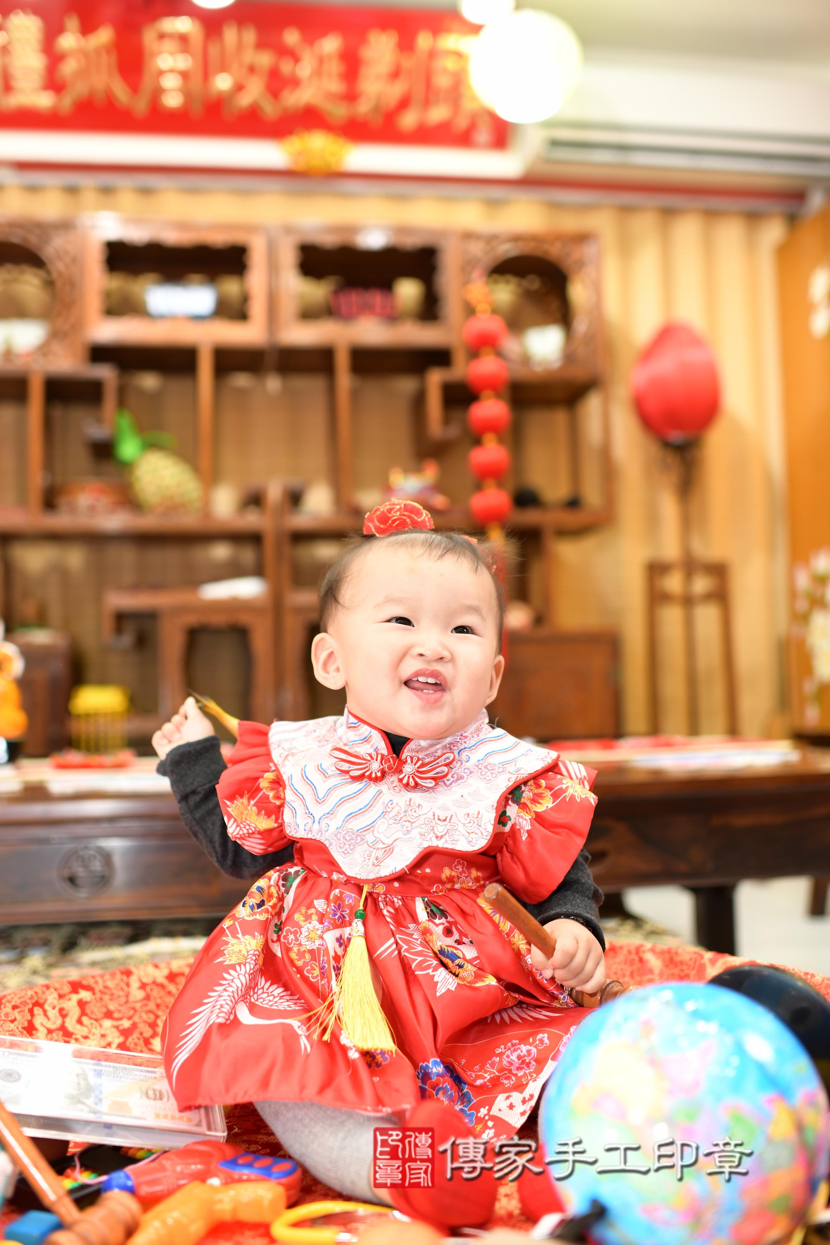 傳家手工印章台南店、抓周、度脺、中國風會場、傳家嬰兒古禮、吉祥話、抓周道具物品24種、拍照。抓周證書。寶寶抓周、滿周歲、生日快樂、祝福
