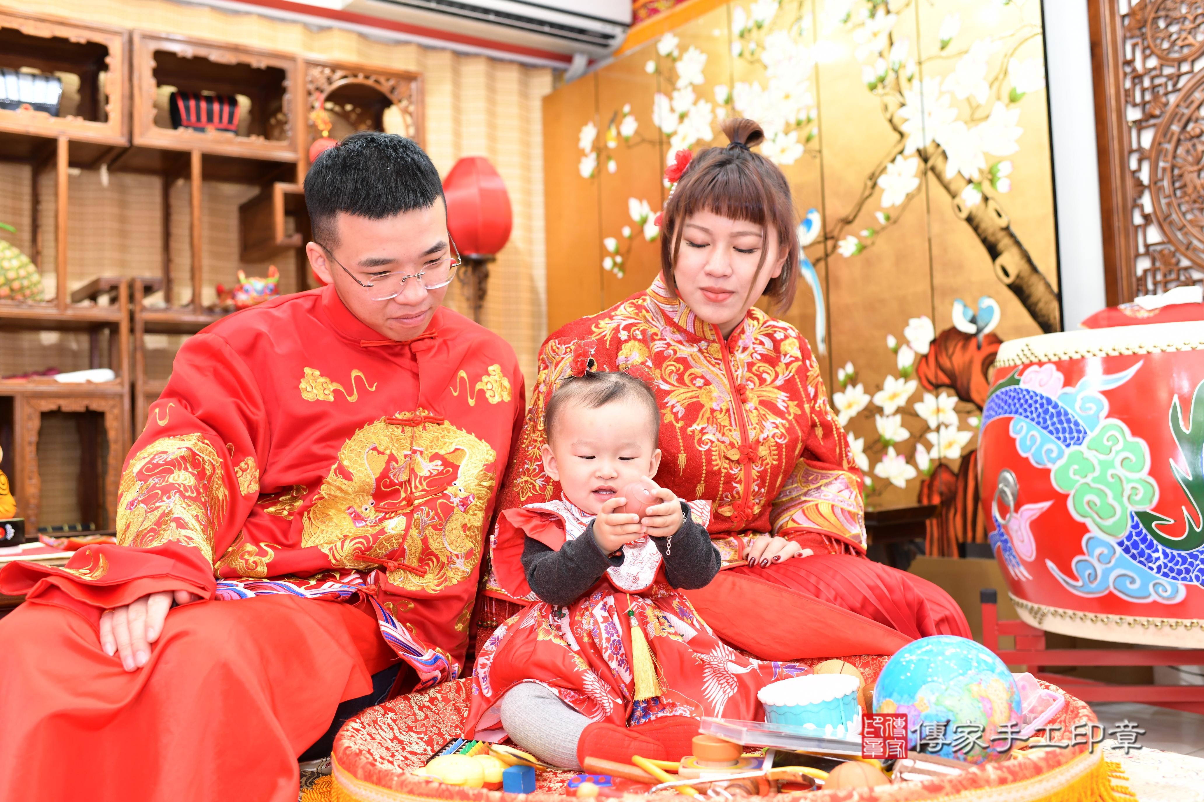 傳家手工印章台南店、抓周、度脺、中國風會場、傳家嬰兒古禮、吉祥話、抓周道具物品24種、拍照。抓周證書。寶寶抓周、滿周歲、生日快樂、祝福