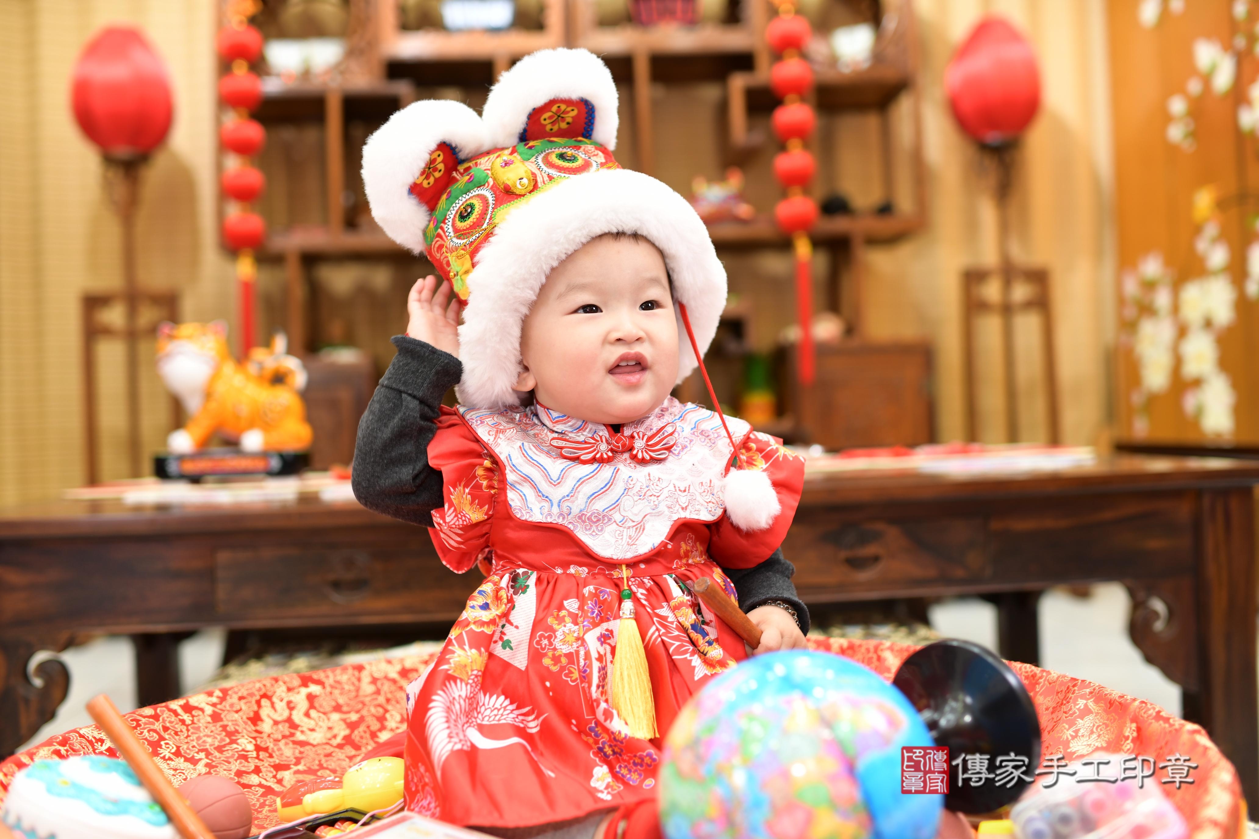 傳家手工印章台南店、抓周、度脺、中國風會場、傳家嬰兒古禮、吉祥話、抓周道具物品24種、拍照。抓周證書。寶寶抓周、滿周歲、生日快樂、祝福