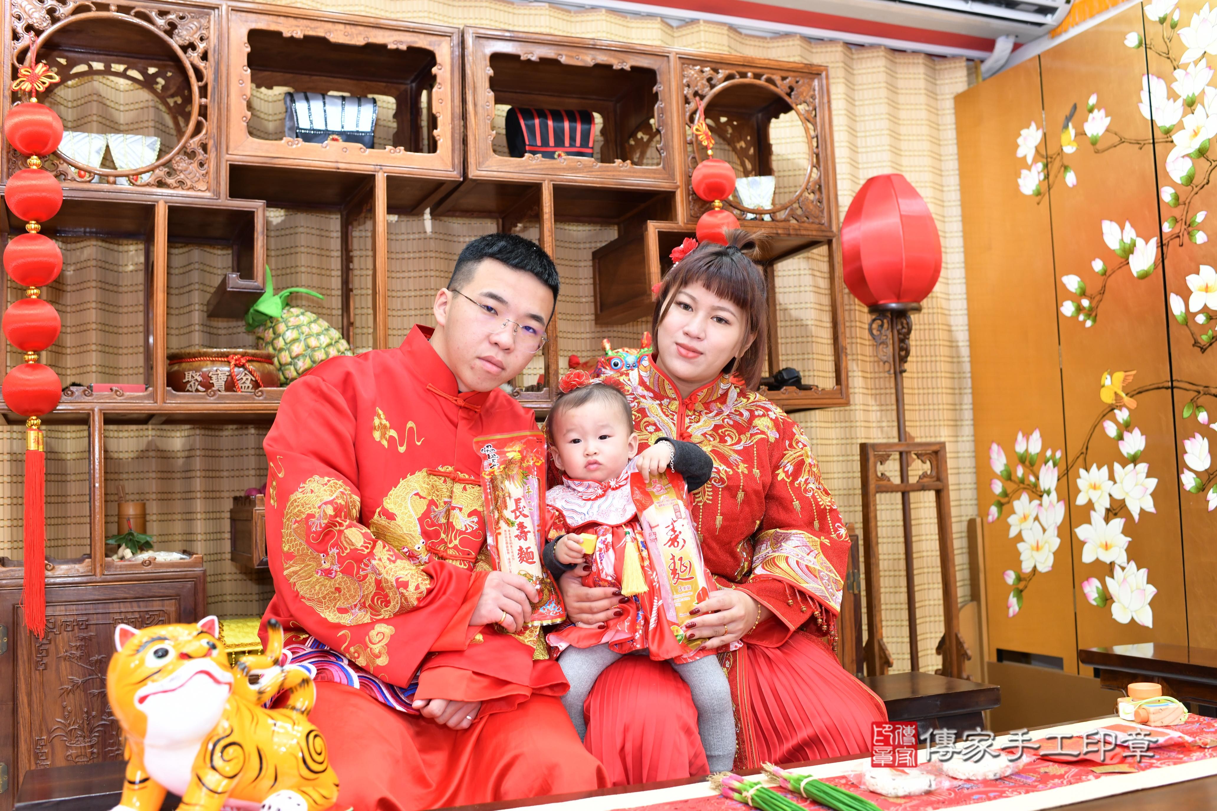 傳家手工印章台南店、抓周、度脺、中國風會場、傳家嬰兒古禮、吉祥話、抓周道具物品24種、拍照。抓周證書。寶寶抓周、滿周歲、生日快樂、祝福